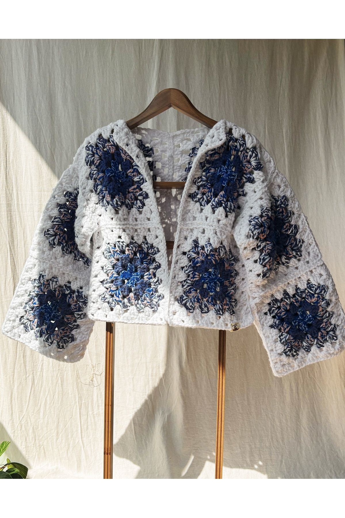 El Yapımı Motifli Hırka – Beyaz ve Mavi Tonlarında, Oversize Model