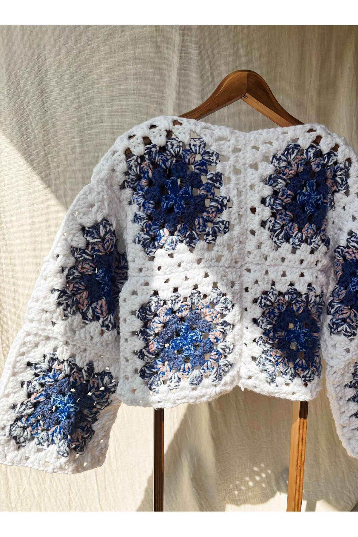 El Yapımı Motifli Hırka – Beyaz ve Mavi Tonlarında, Oversize Model
