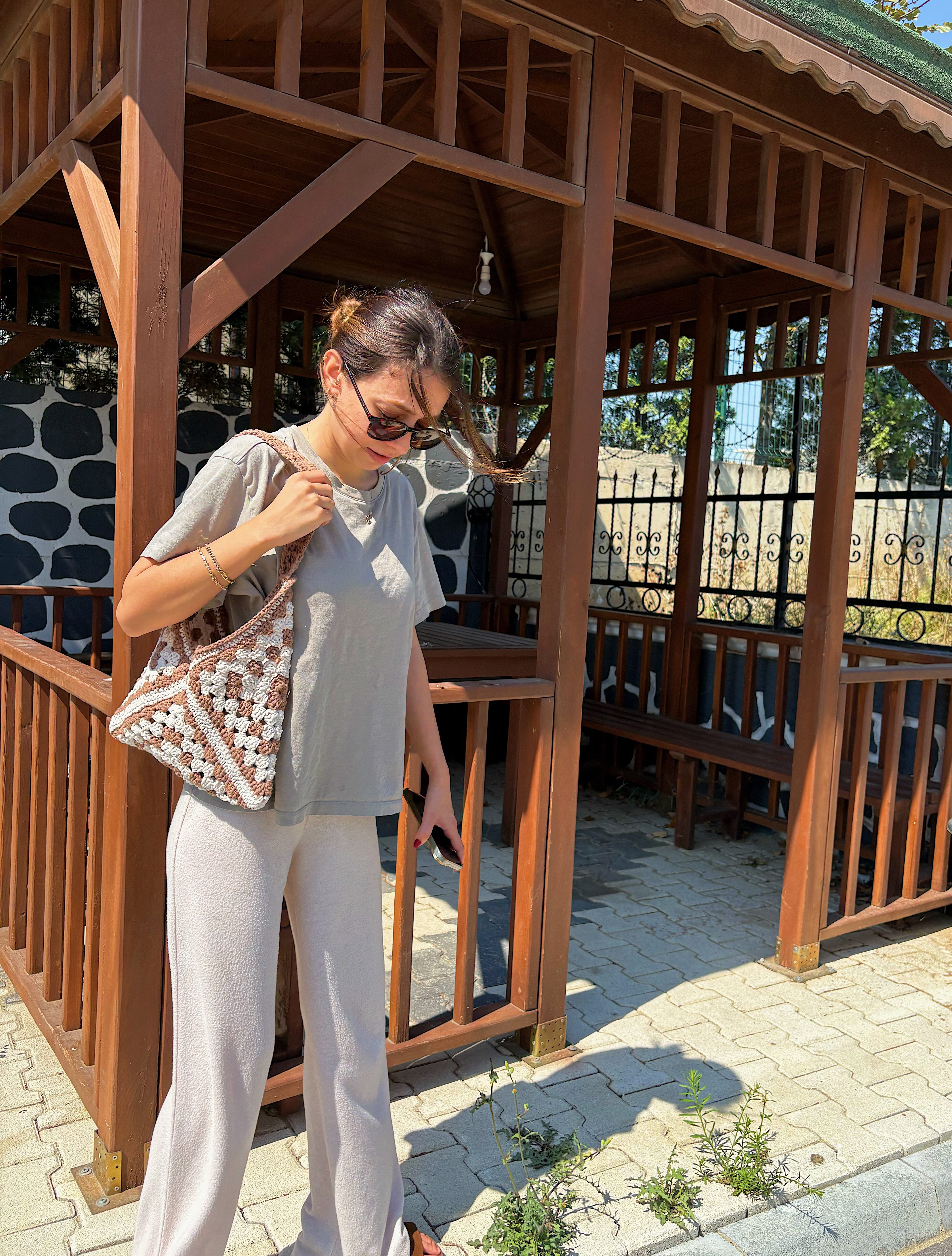 El Yapımı Örgü Granny Square Omuz Çantası – Kahverengi & Krem Bohem Tote