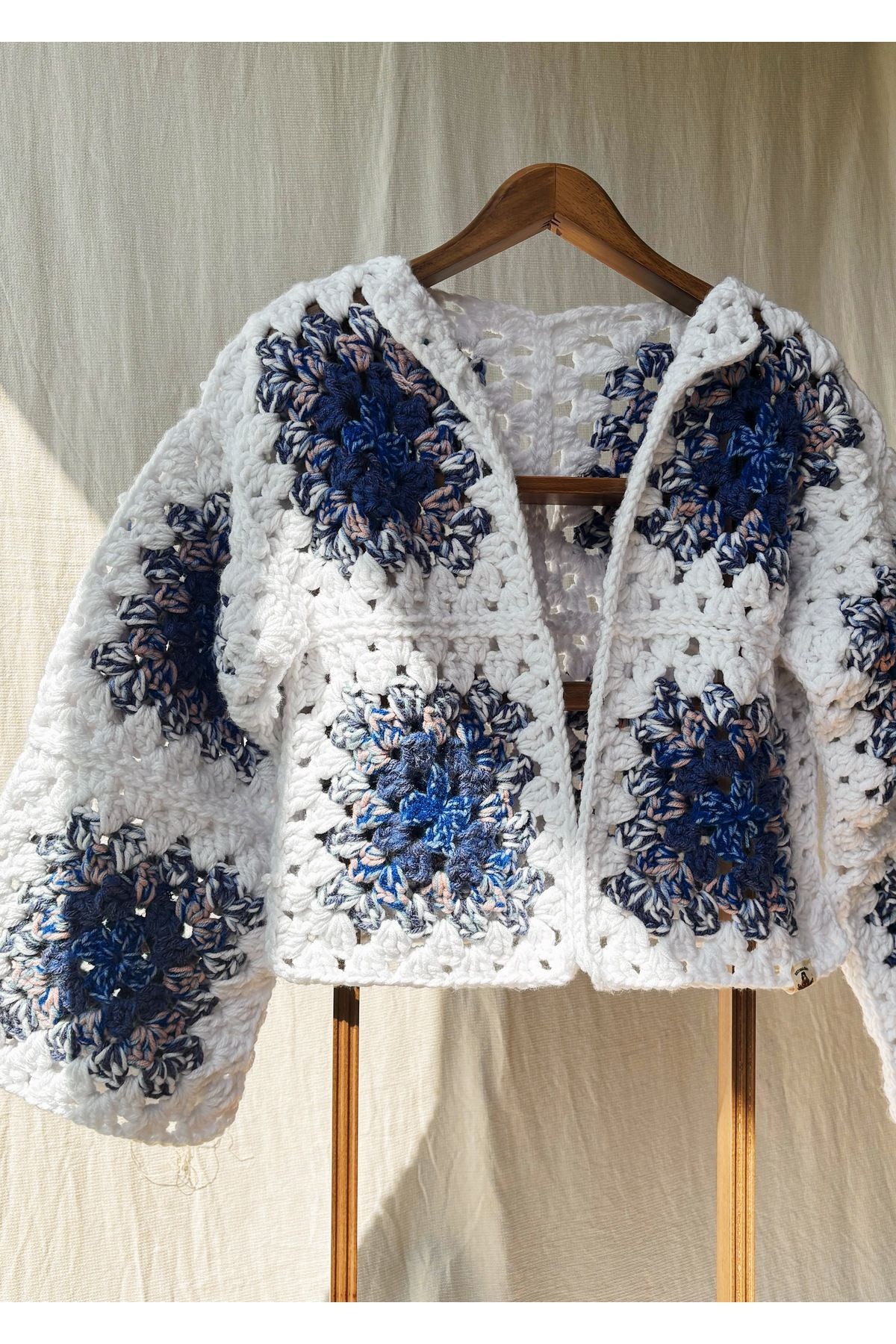 El Yapımı Motifli Hırka – Beyaz ve Mavi Tonlarında, Oversize Model
