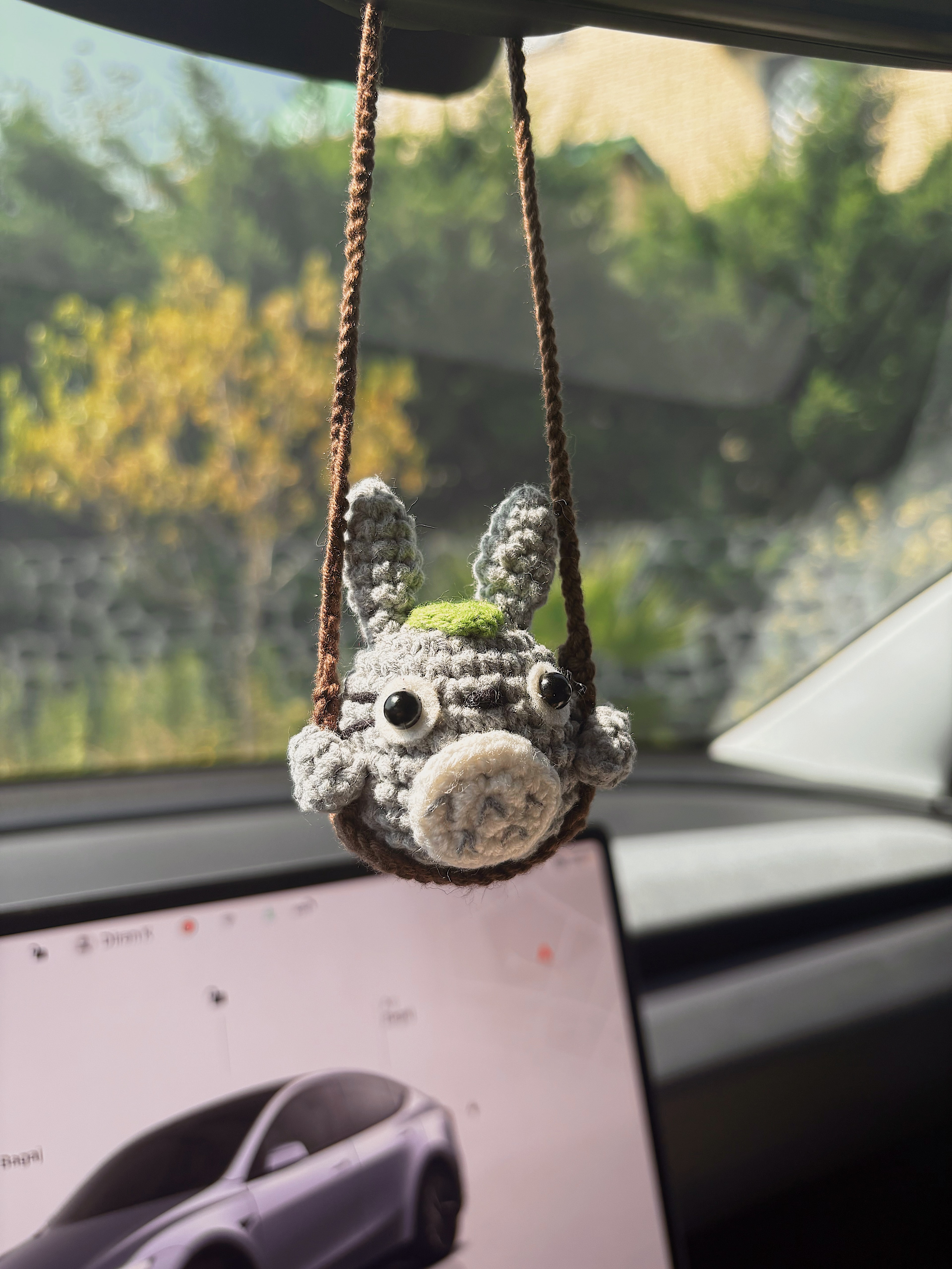 El Yapımı Gri Tavşan Araba Süsü – Amigurumi Sevimli Araç İçi Aksesuar