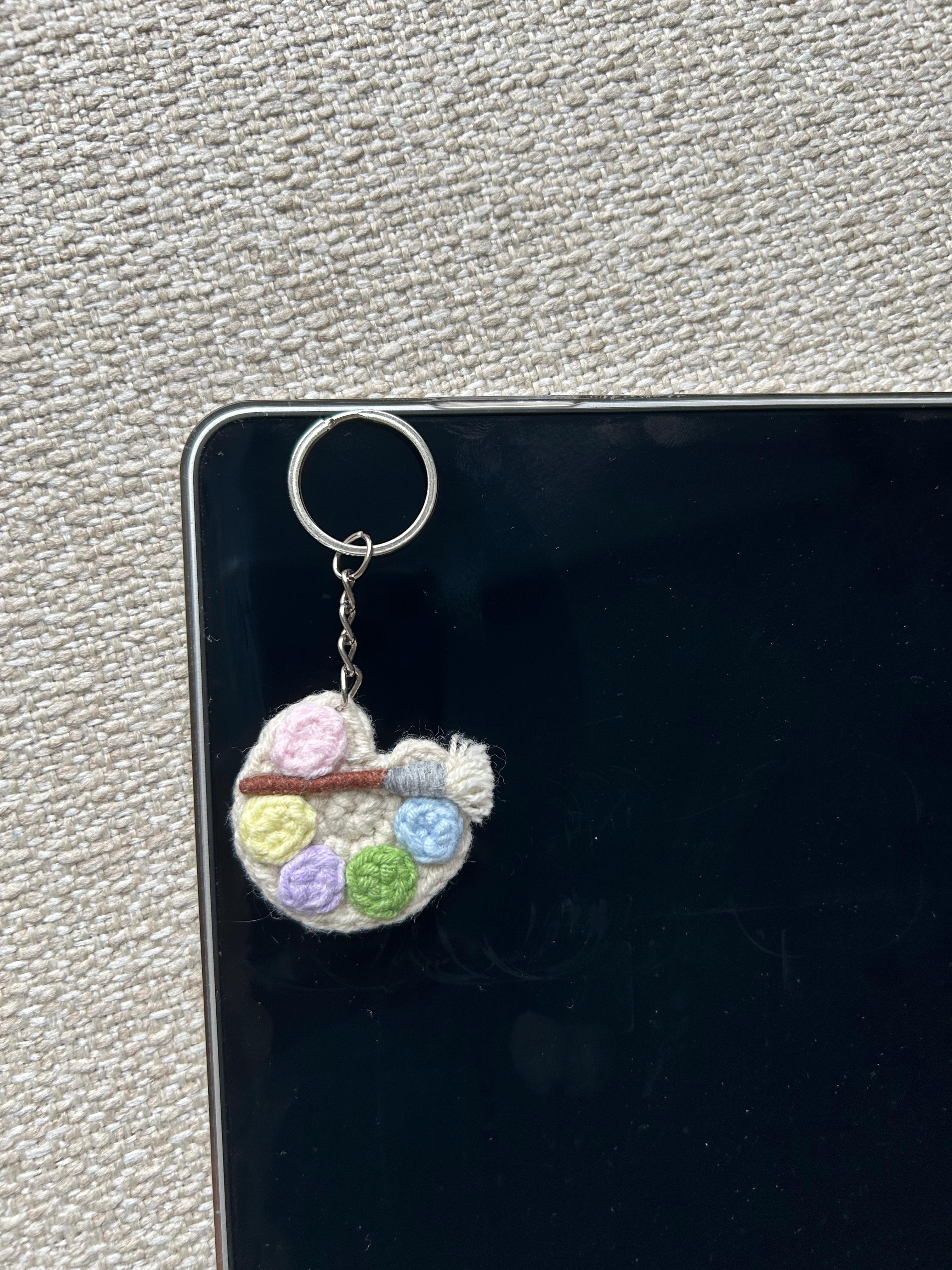 El Yapımı Örgü Boya Paleti Anahtarlık – Renkli Palet Tasarımlı Hediyelik