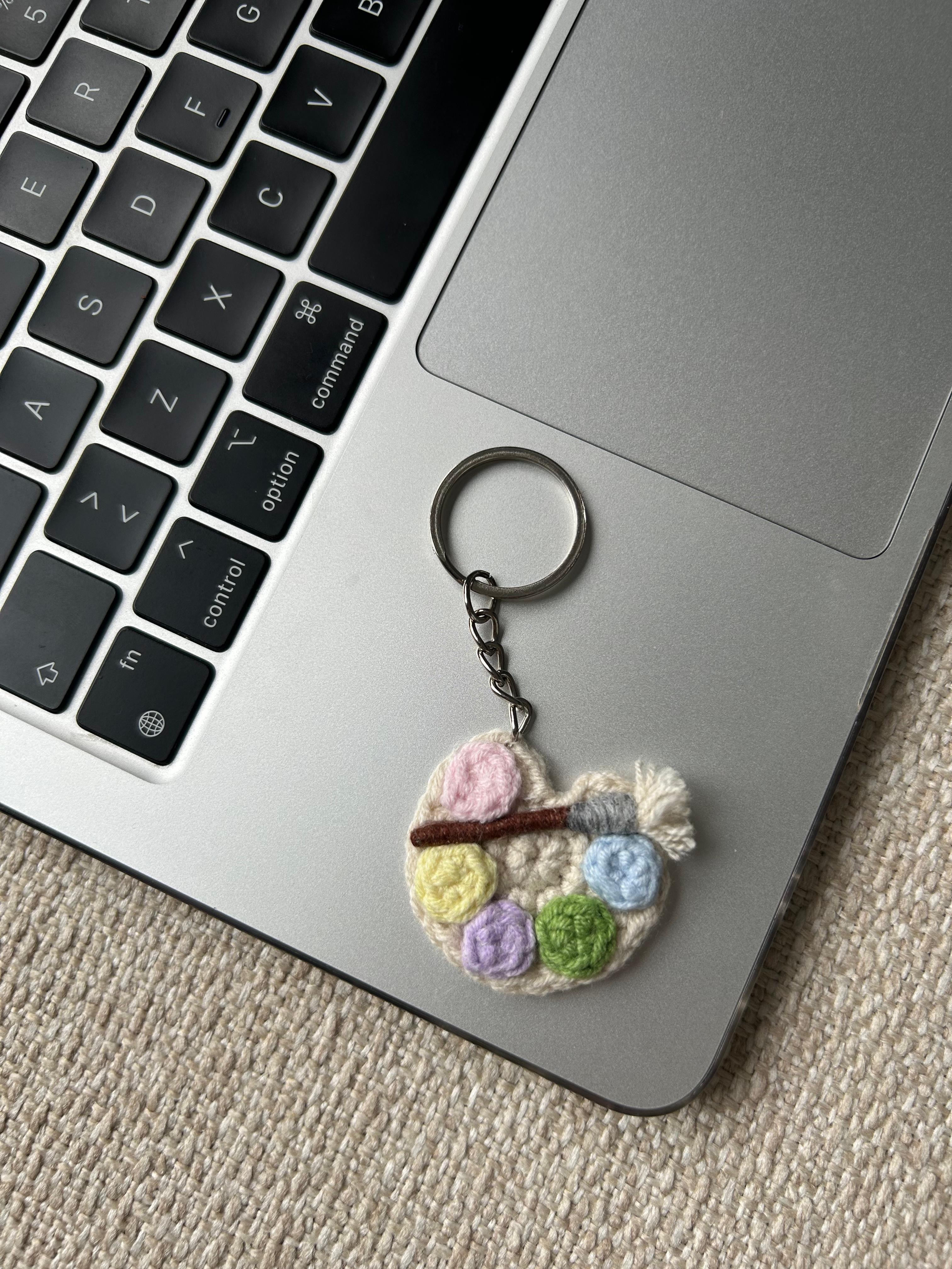 El Yapımı Örgü Boya Paleti Anahtarlık – Renkli Palet Tasarımlı Hediyelik