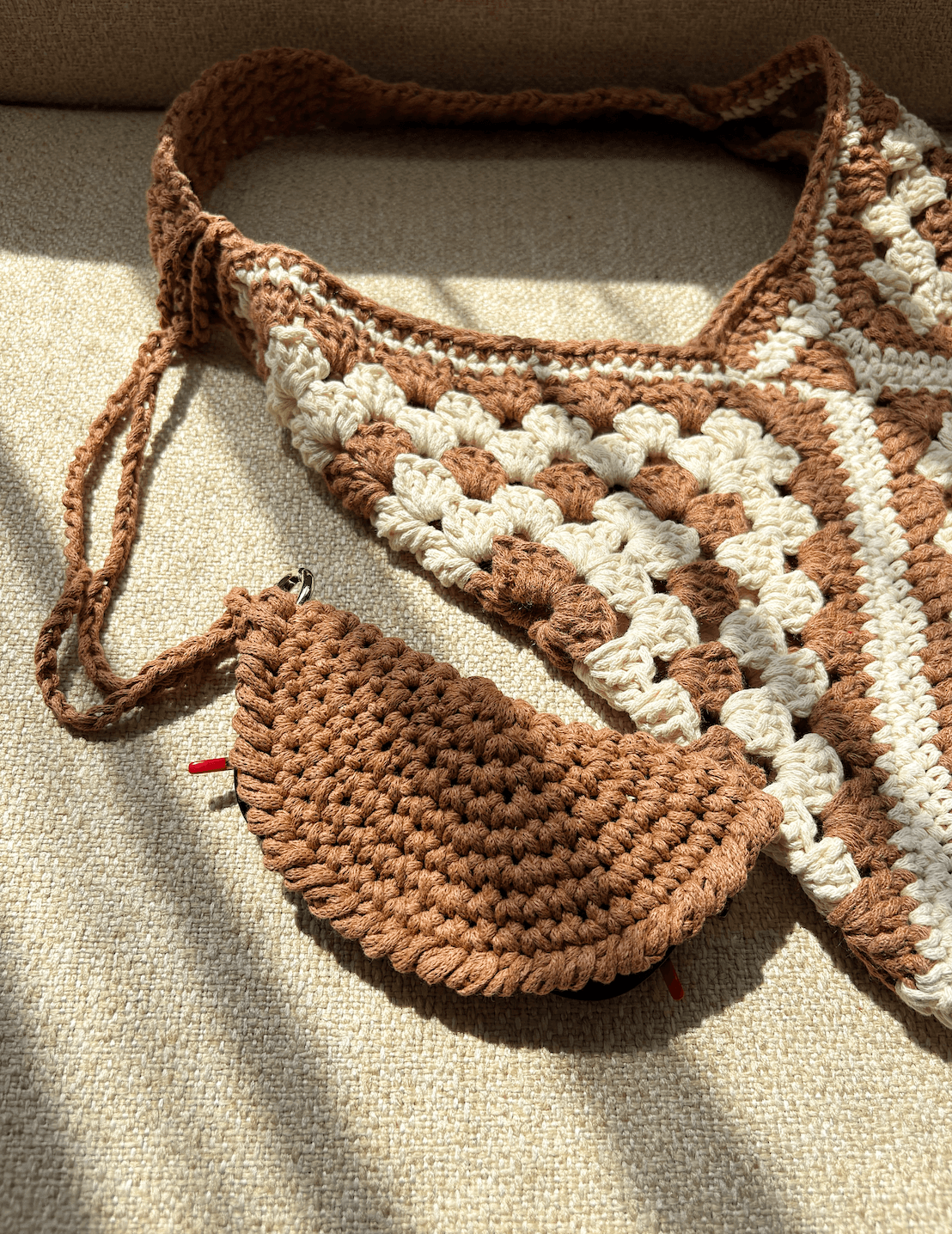 El Yapımı Örgü Gözlük Tutucu – Makrome İp, Kahverengi (Çantaya Takılabilir & Boyun Askılı)