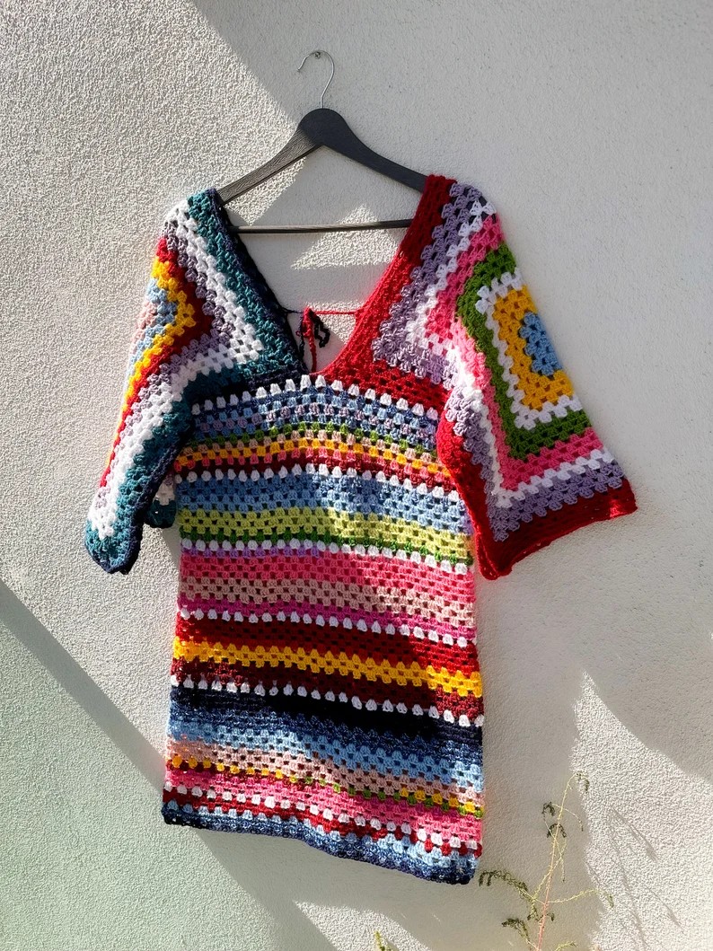 El Yapımı Renkli Tığ İşi Elbise – Granny Square Desenli Plaj Elbisesi, Bohem Örgü Yazlık Elbise