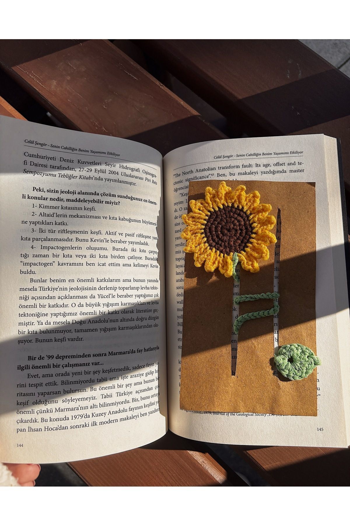 El Yapımı Örgü Ayçiçeği Kitap Ayracı – Vintage Tasarım