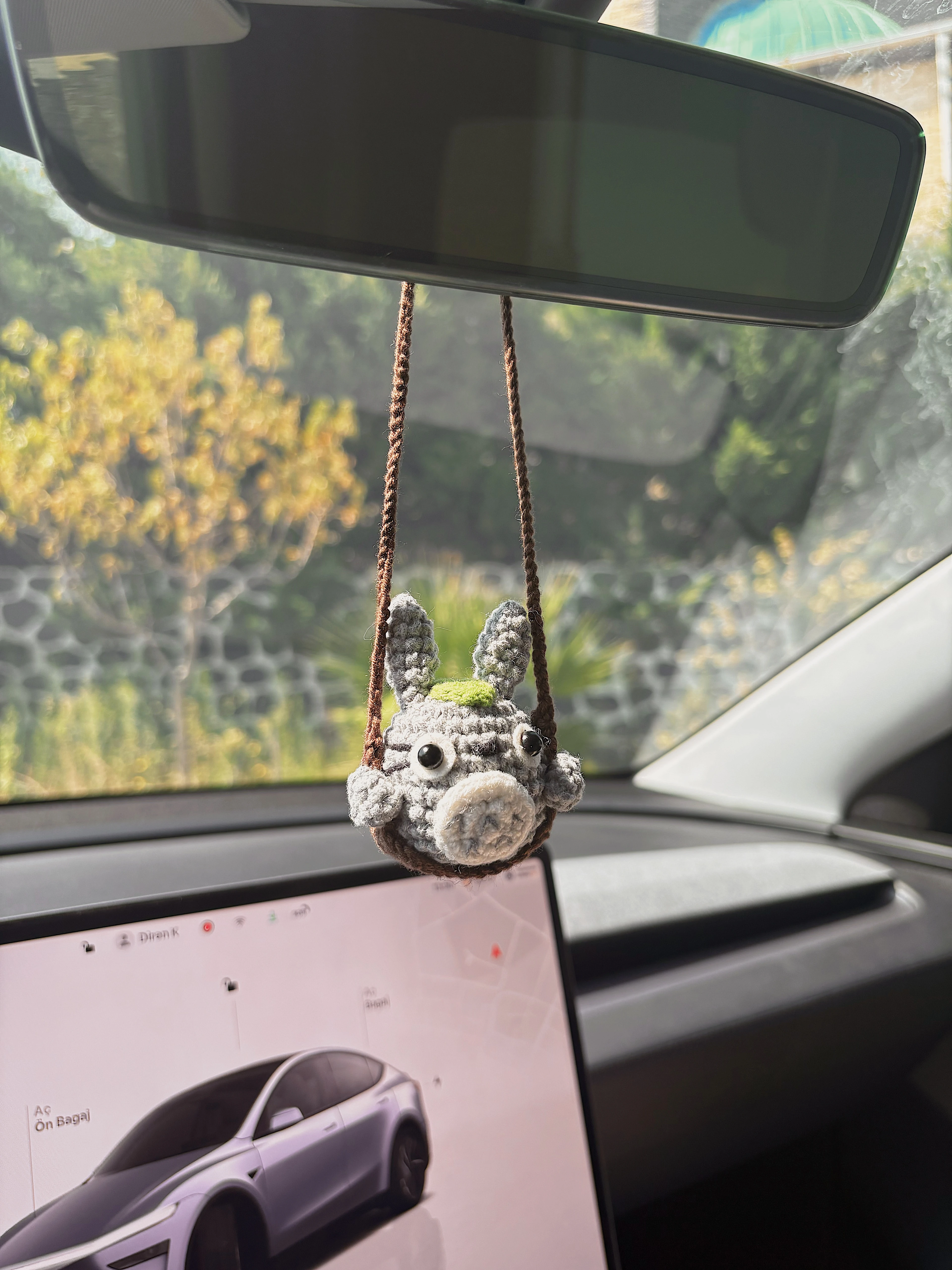 El Yapımı Gri Tavşan Araba Süsü – Amigurumi Sevimli Araç İçi Aksesuar