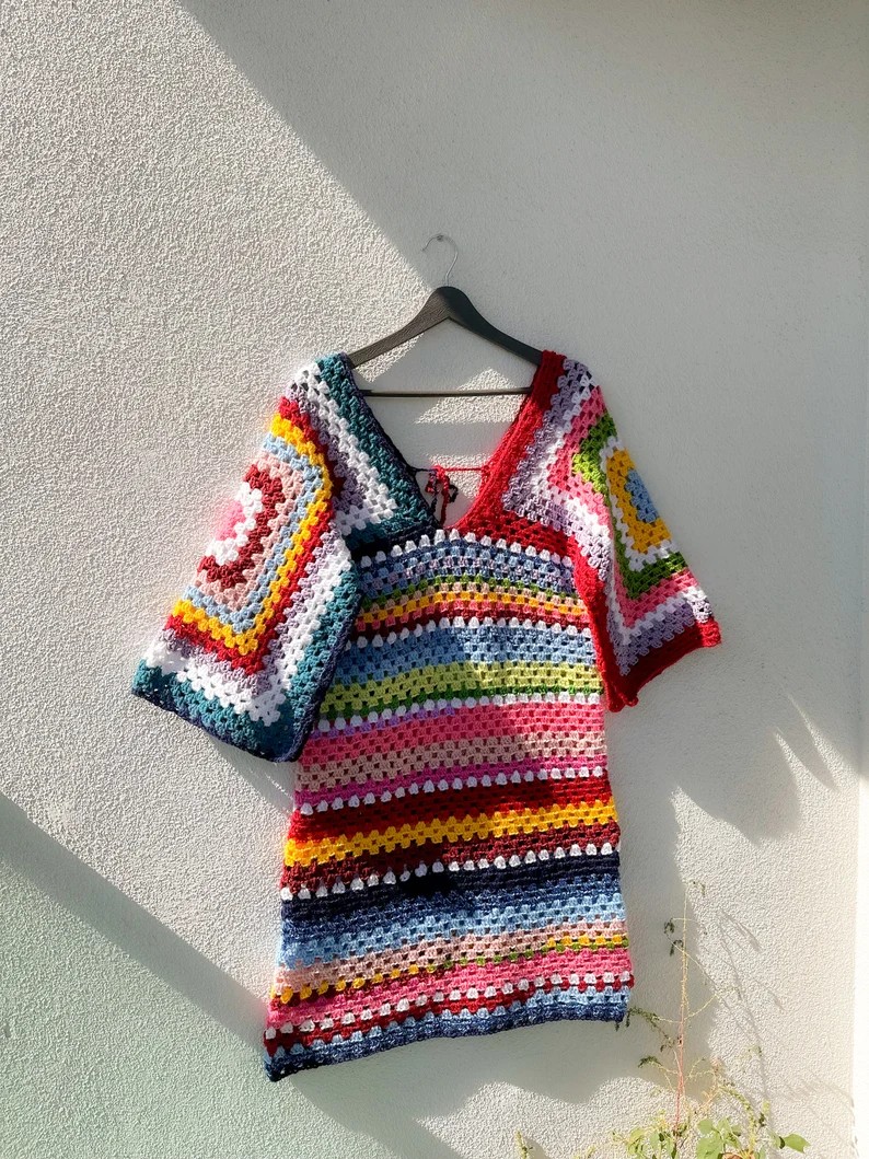 El Yapımı Renkli Tığ İşi Elbise – Granny Square Desenli Plaj Elbisesi, Bohem Örgü Yazlık Elbise