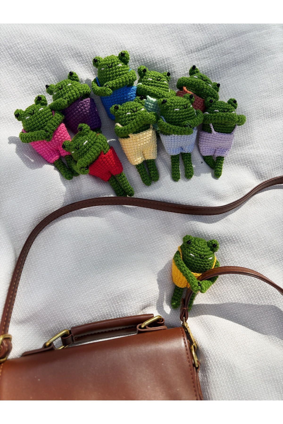 Kurbağa Amigurumi Çanta Charmı, Sarılan Kurbağa Çanta Süsü