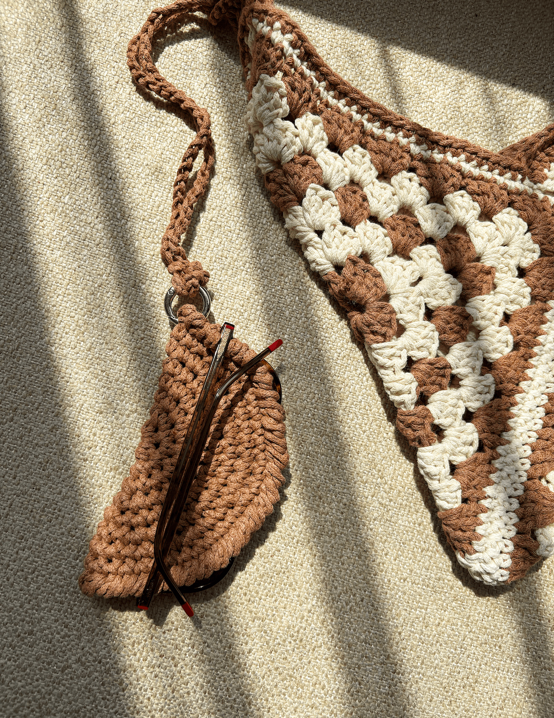 El Yapımı Örgü Gözlük Tutucu – Makrome İp, Kahverengi (Çantaya Takılabilir & Boyun Askılı)