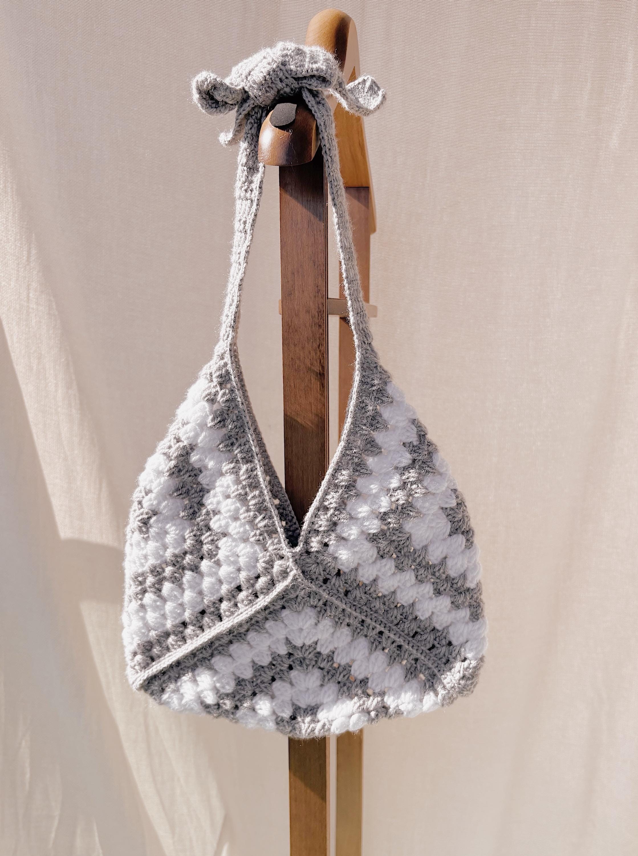 Patchwork Crochet Bag – Handmade Boho Shoulder Bag – Retro Yarn Tote – Vintage Style Triangle Bag – Soft Crochet Hobo Bag