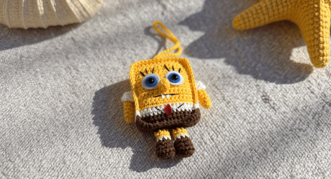 El Yapımı Örgü Sünger Bob Charm – Sevimli Amigurumi Karakter Figürü