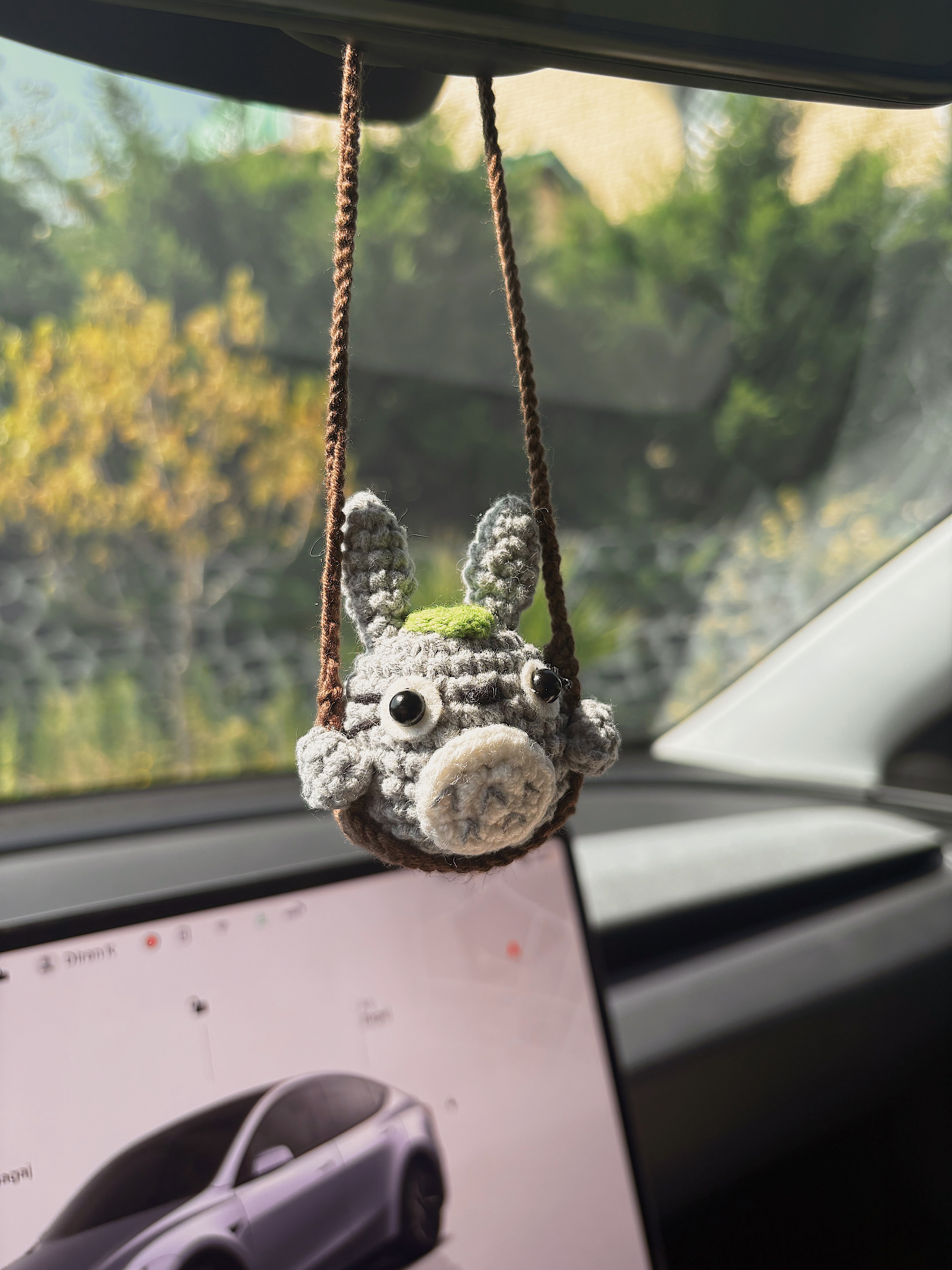 El Yapımı Gri Tavşan Araba Süsü – Amigurumi Sevimli Araç İçi Aksesuar