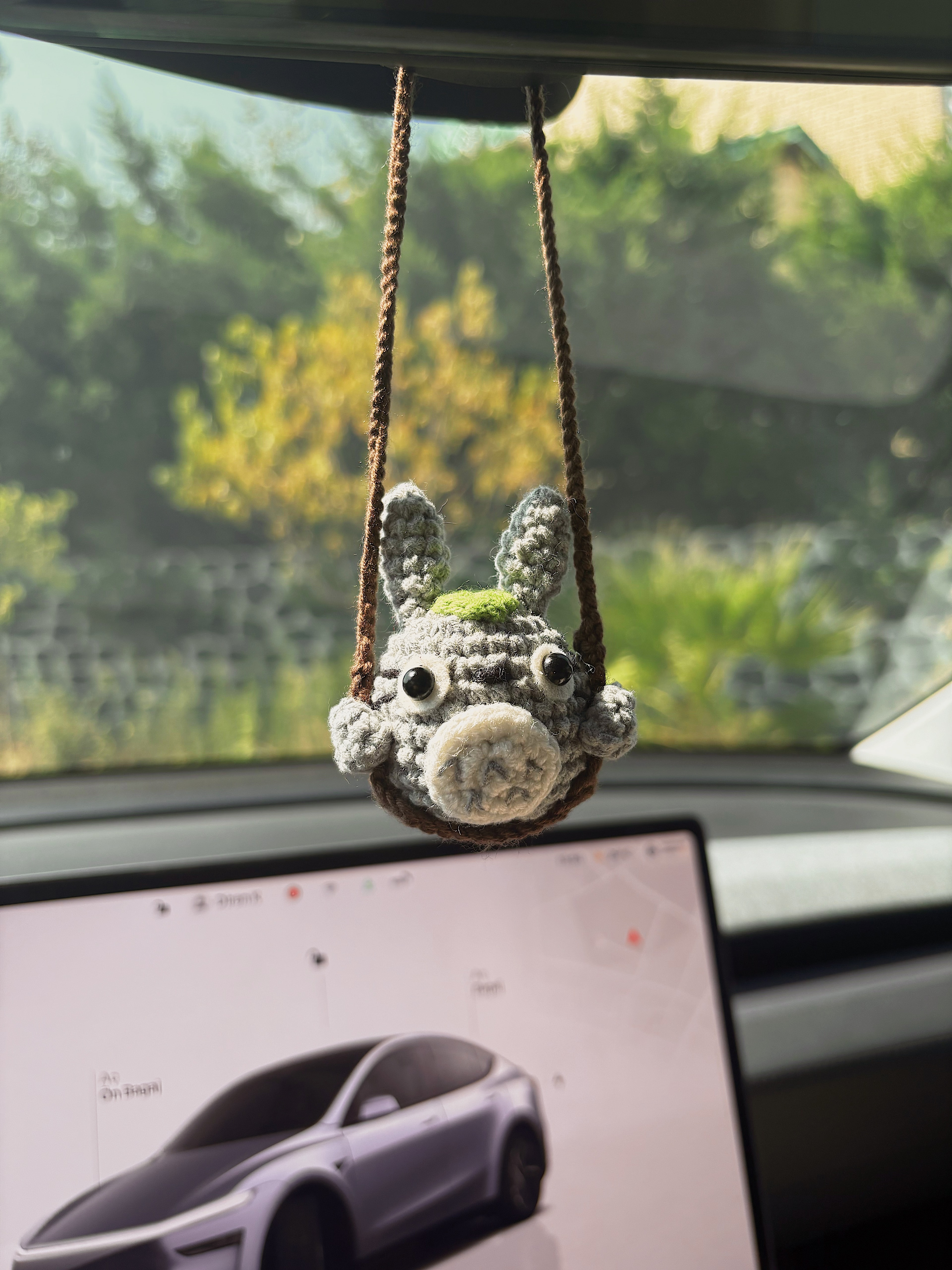 El Yapımı Gri Tavşan Araba Süsü – Amigurumi Sevimli Araç İçi Aksesuar