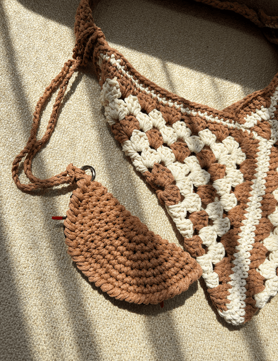 El Yapımı Örgü Gözlük Tutucu – Makrome İp, Kahverengi (Çantaya Takılabilir & Boyun Askılı)