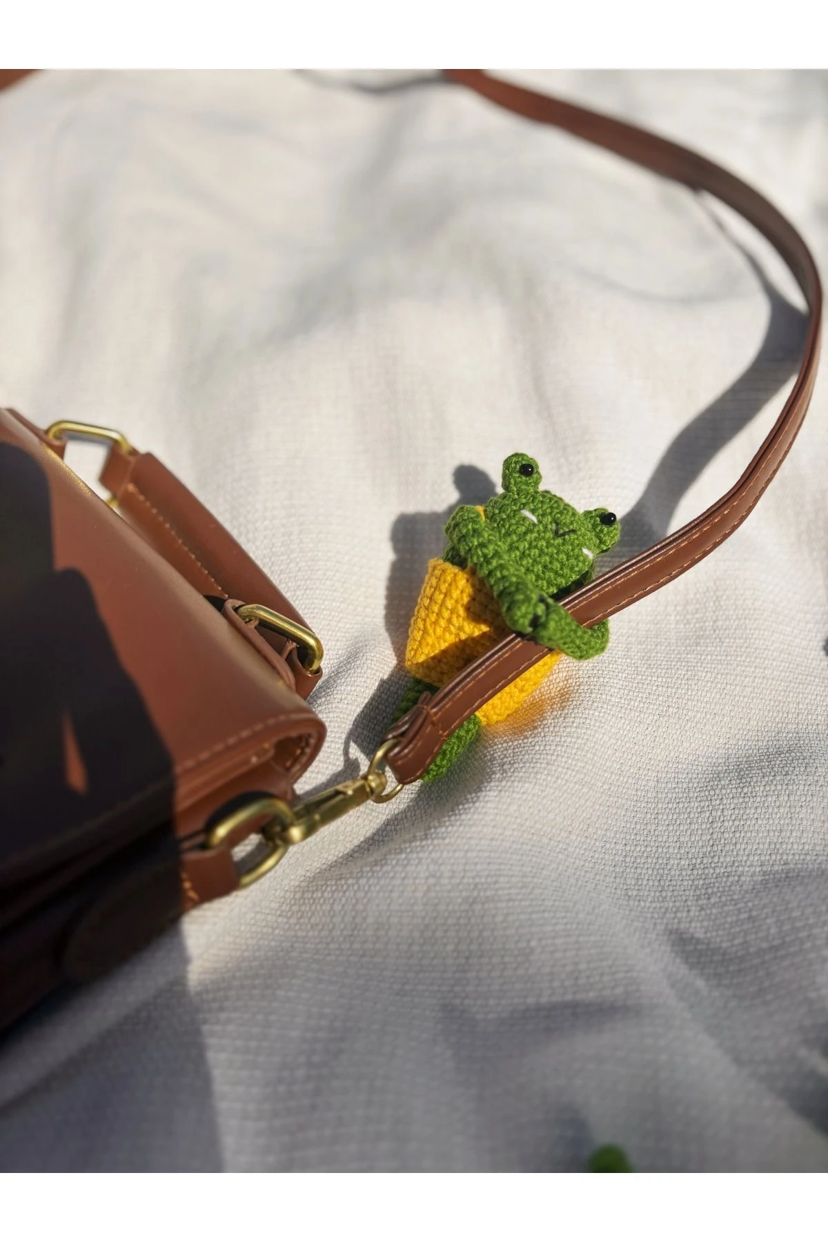 Kurbağa Amigurumi Çanta Charmı, Sarılan Kurbağa Çanta Süsü