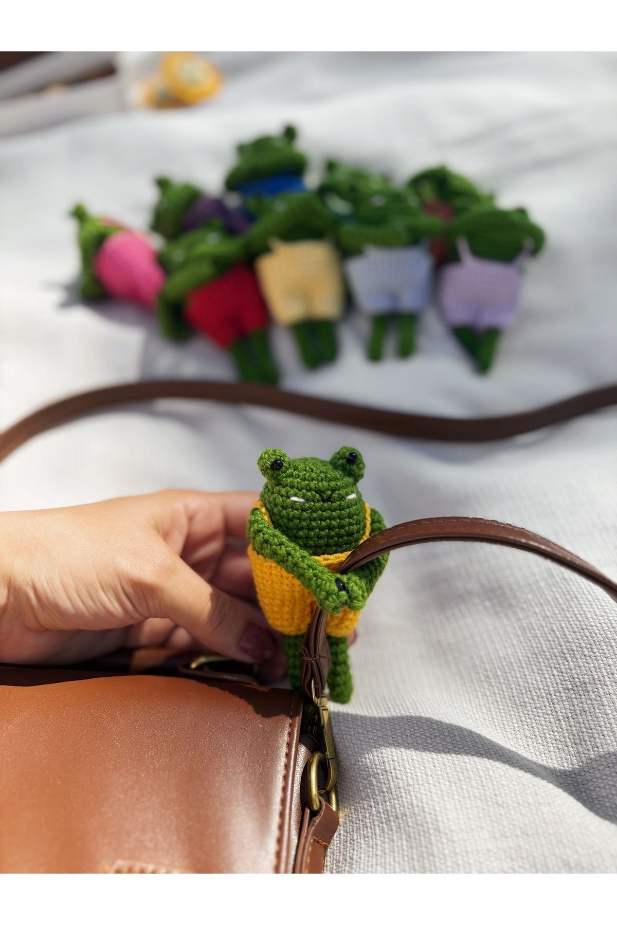 Kurbağa Amigurumi Çanta Charmı, Sarılan Kurbağa Çanta Süsü