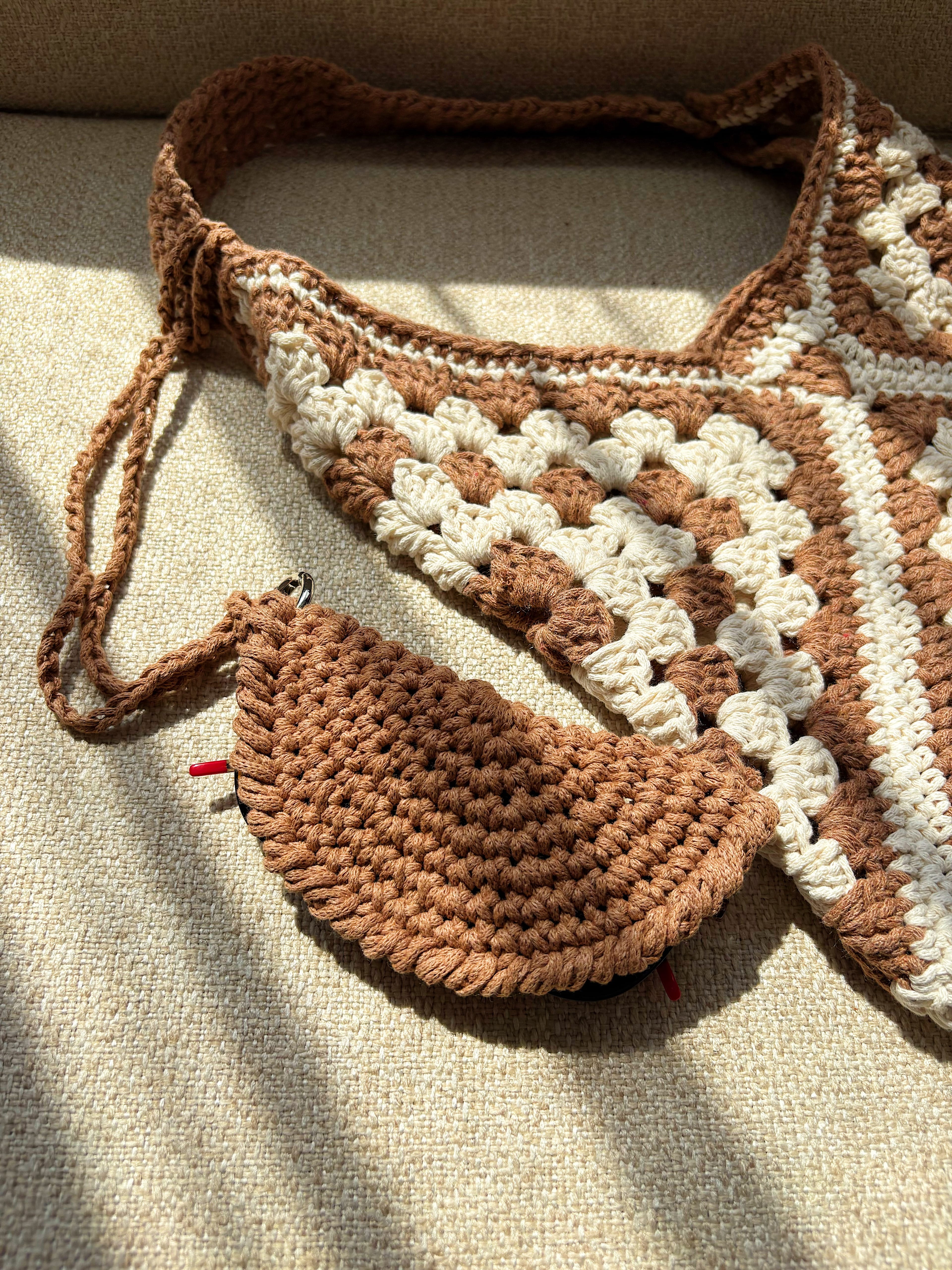 El Yapımı Örgü Gözlük Tutucu – Makrome İp, Kahverengi (Çantaya Takılabilir & Boyun Askılı)