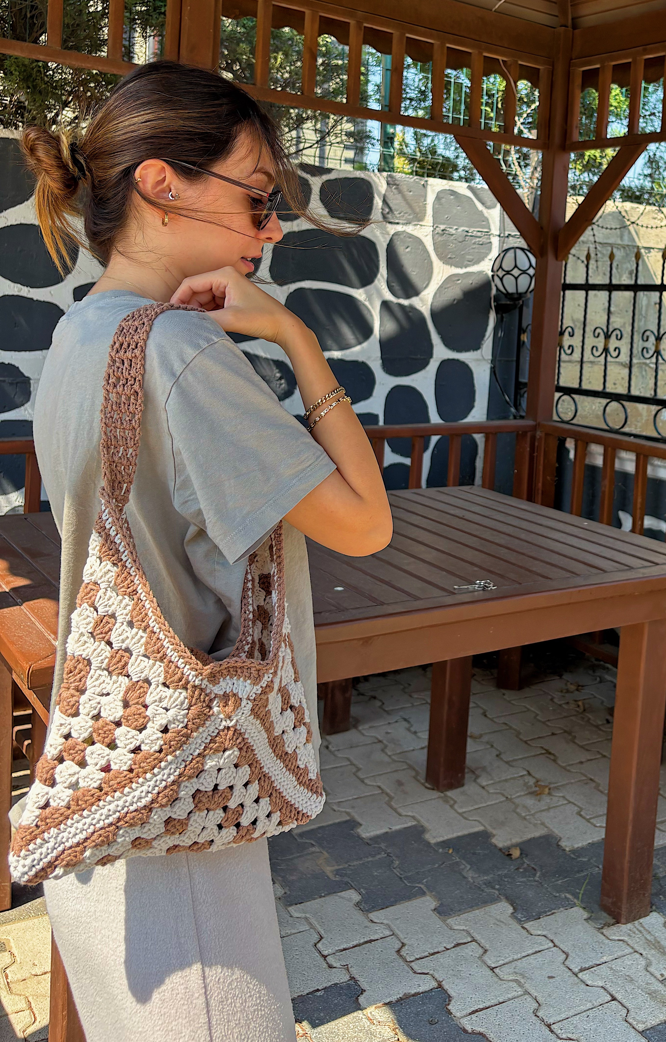 El Yapımı Örgü Granny Square Omuz Çantası – Kahverengi & Krem Bohem Tote