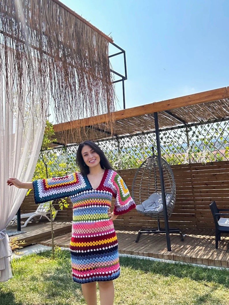 El Yapımı Renkli Tığ İşi Elbise – Granny Square Desenli Plaj Elbisesi, Bohem Örgü Yazlık Elbise