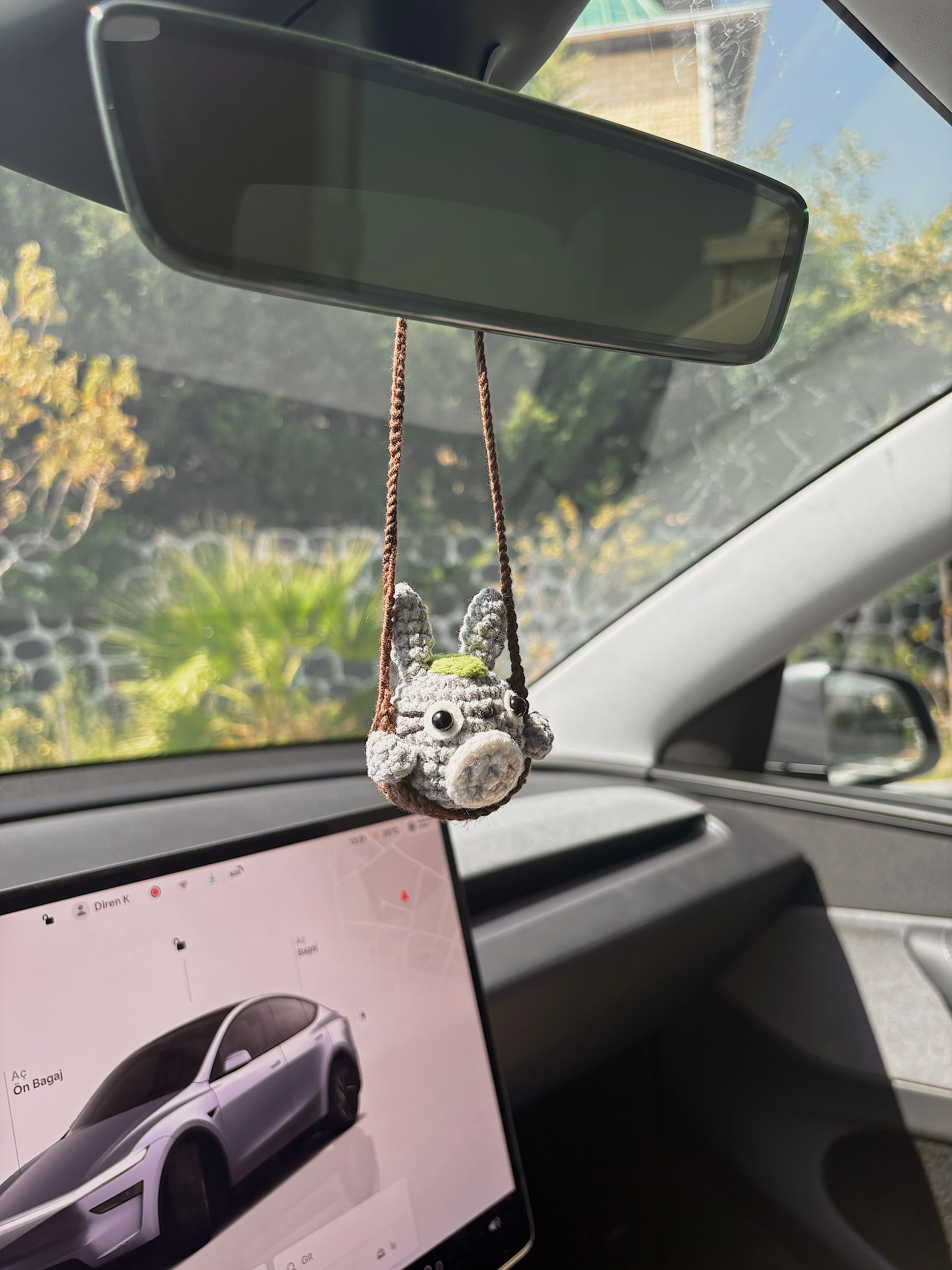 El Yapımı Gri Tavşan Araba Süsü – Amigurumi Sevimli Araç İçi Aksesuar