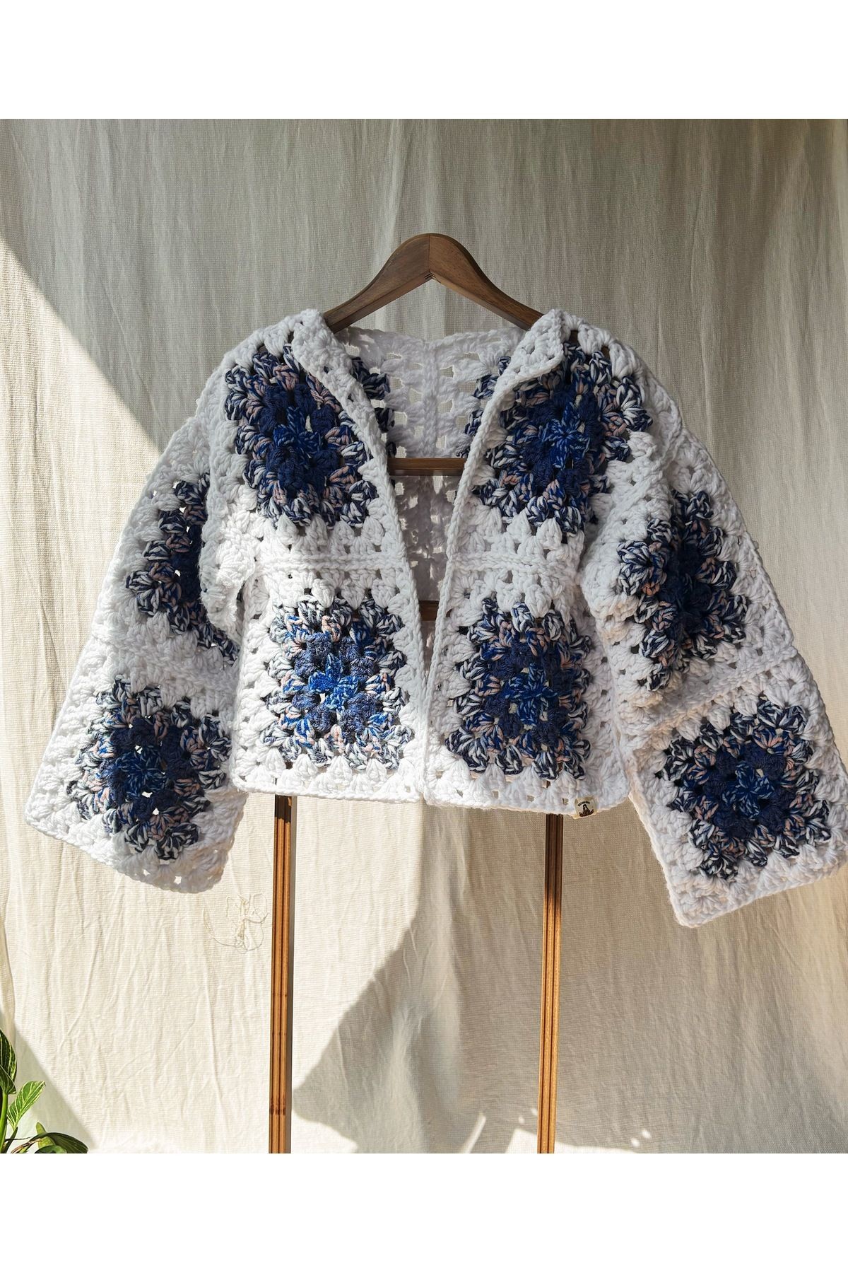 El Yapımı Motifli Hırka – Beyaz ve Mavi Tonlarında, Oversize Model