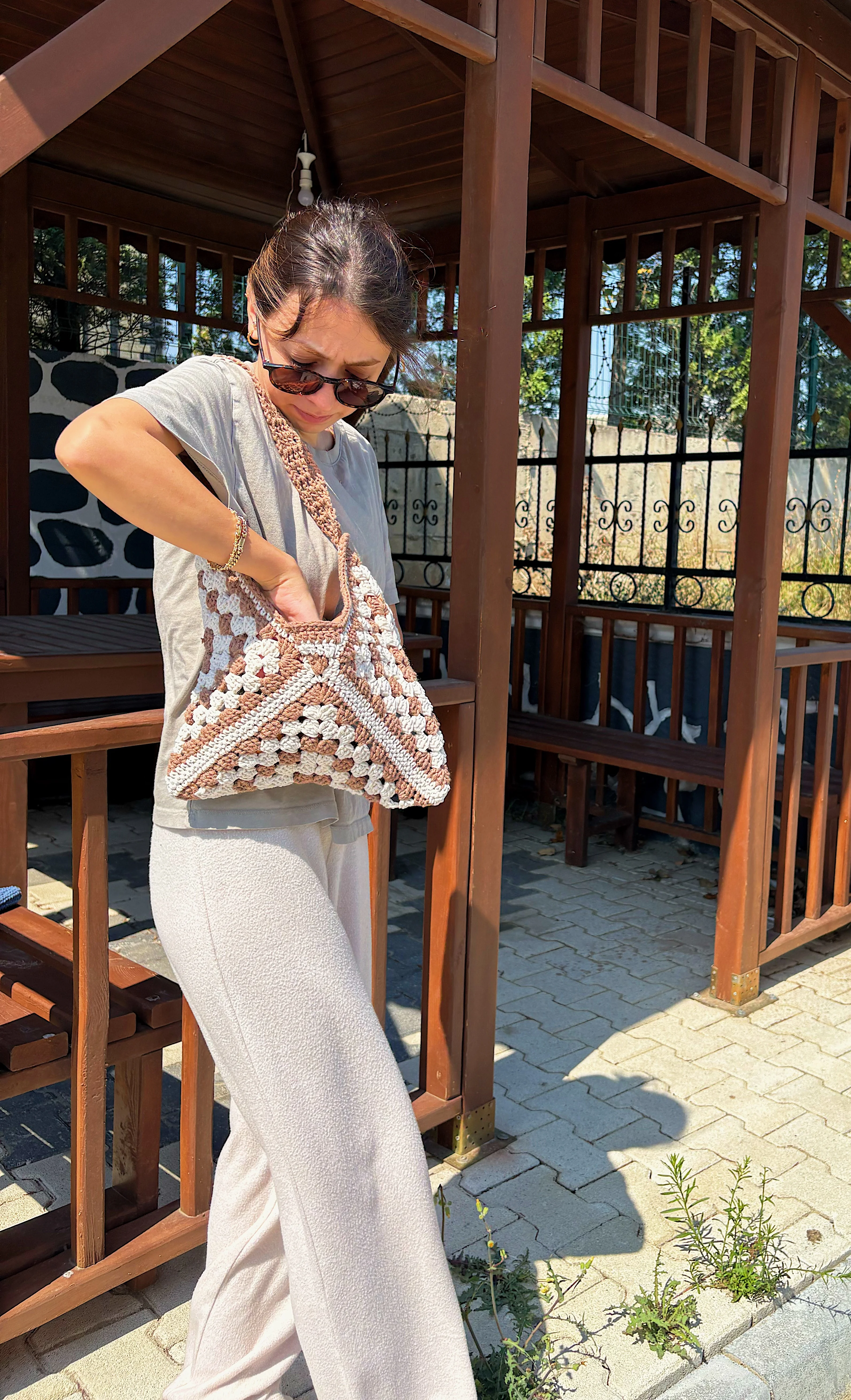 El Yapımı Örgü Granny Square Omuz Çantası – Kahverengi & Krem Bohem Tote