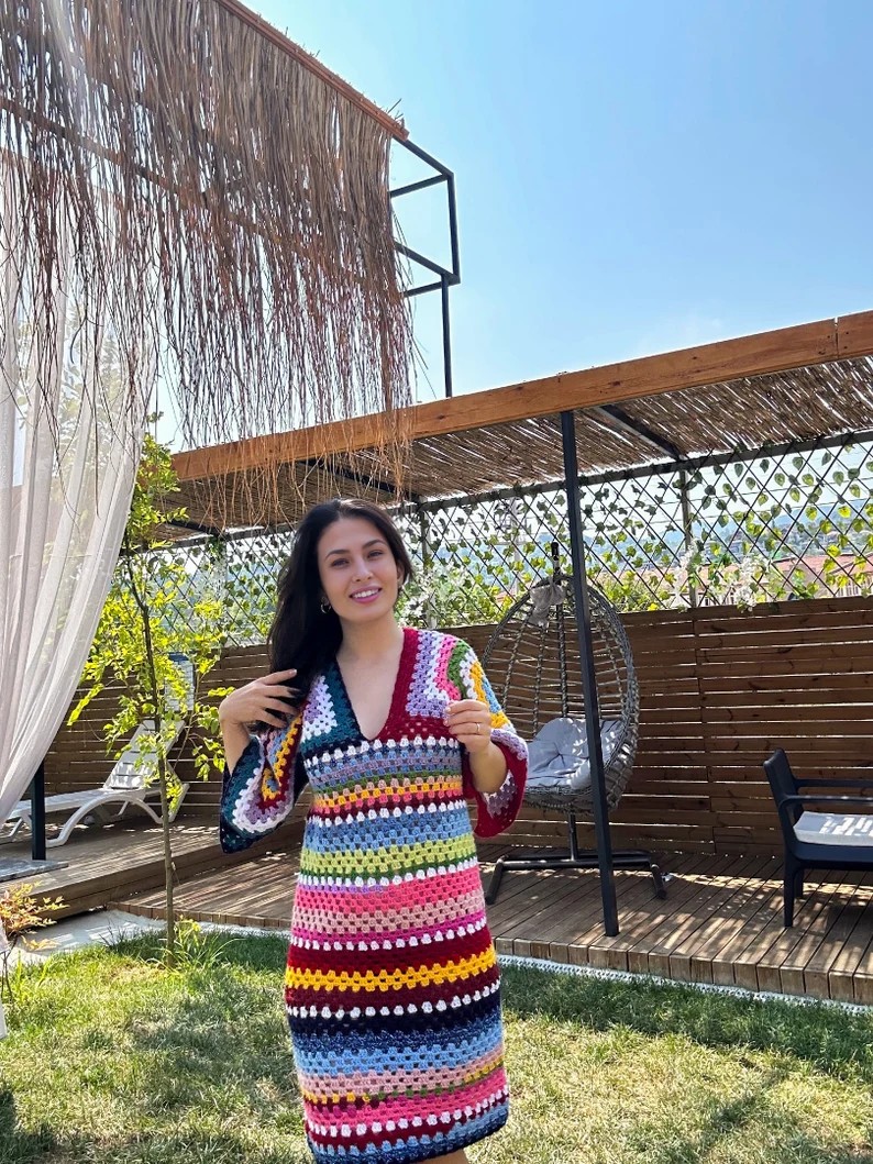 El Yapımı Renkli Tığ İşi Elbise – Granny Square Desenli Plaj Elbisesi, Bohem Örgü Yazlık Elbise