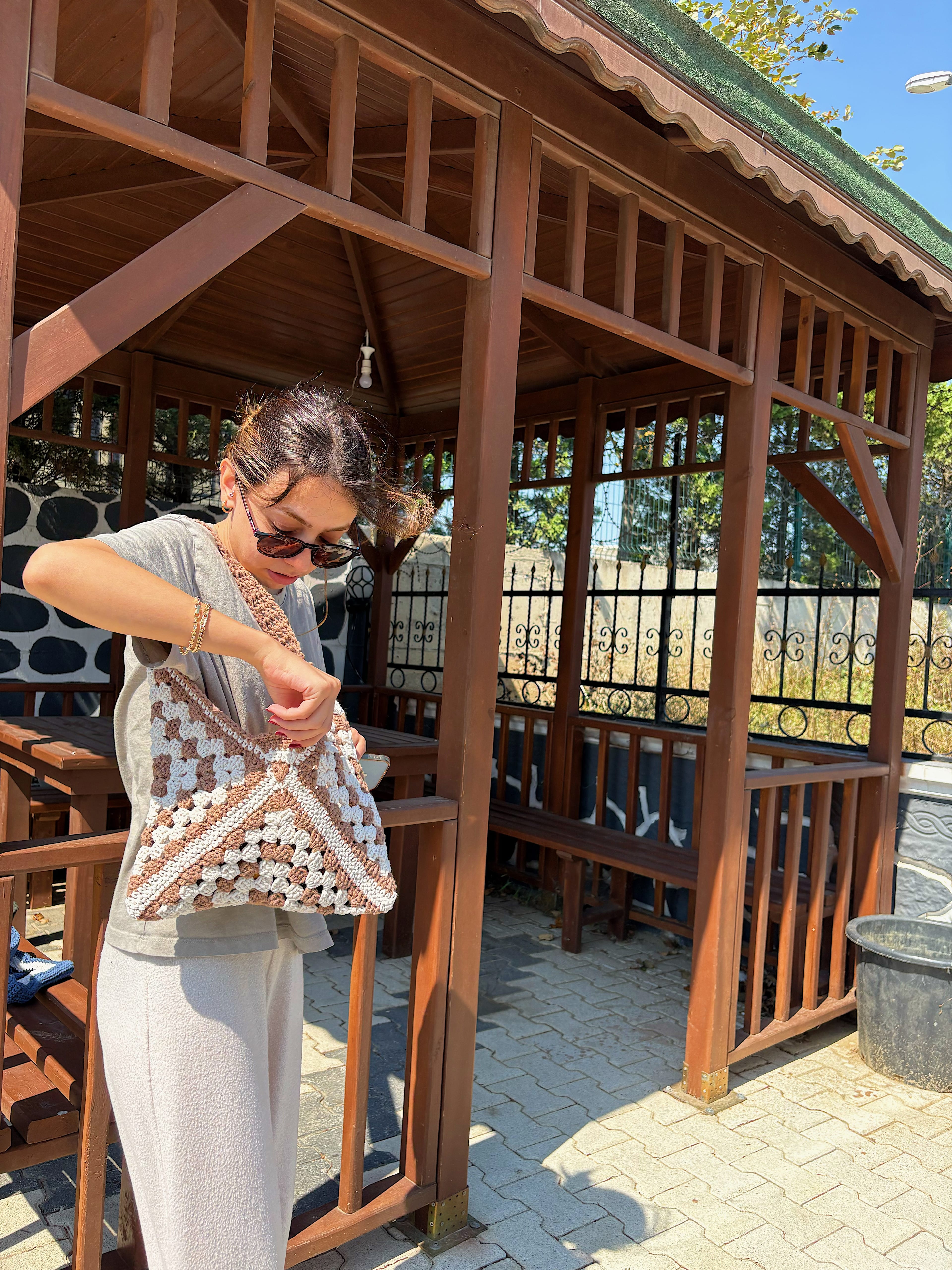 El Yapımı Örgü Granny Square Omuz Çantası – Kahverengi & Krem Bohem Tote