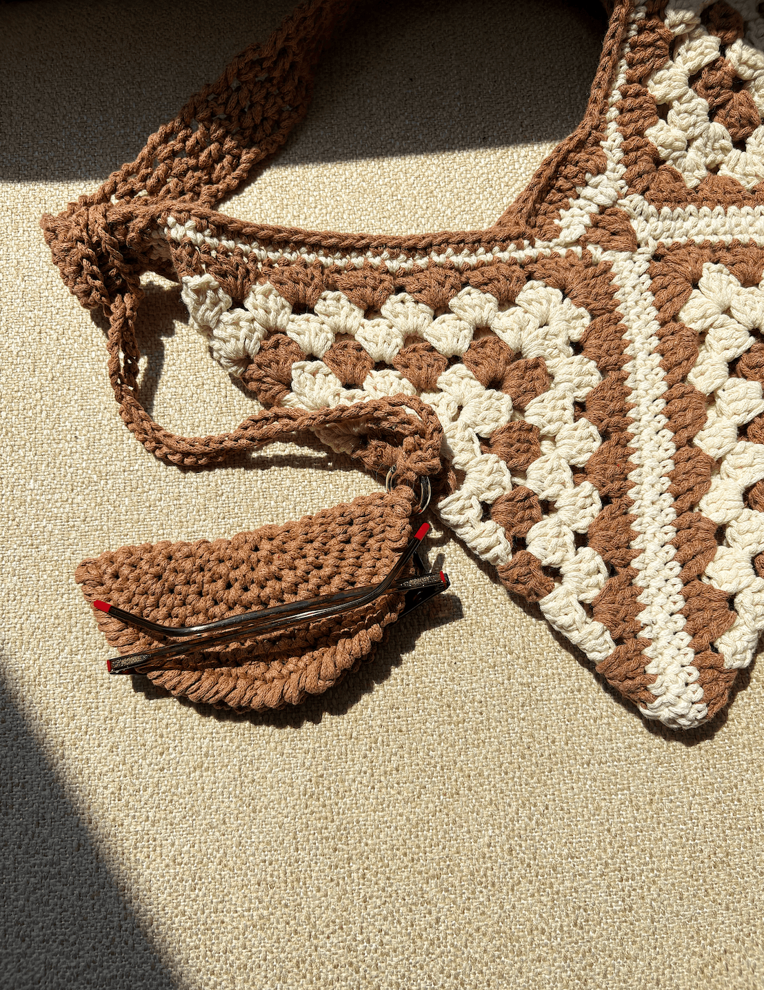 El Yapımı Örgü Gözlük Tutucu – Makrome İp, Kahverengi (Çantaya Takılabilir & Boyun Askılı)