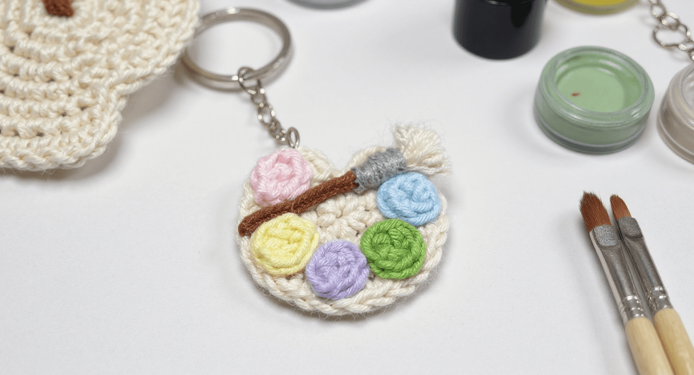 El Yapımı Örgü Boya Paleti Anahtarlık – Renkli Palet Tasarımlı Hediyelik