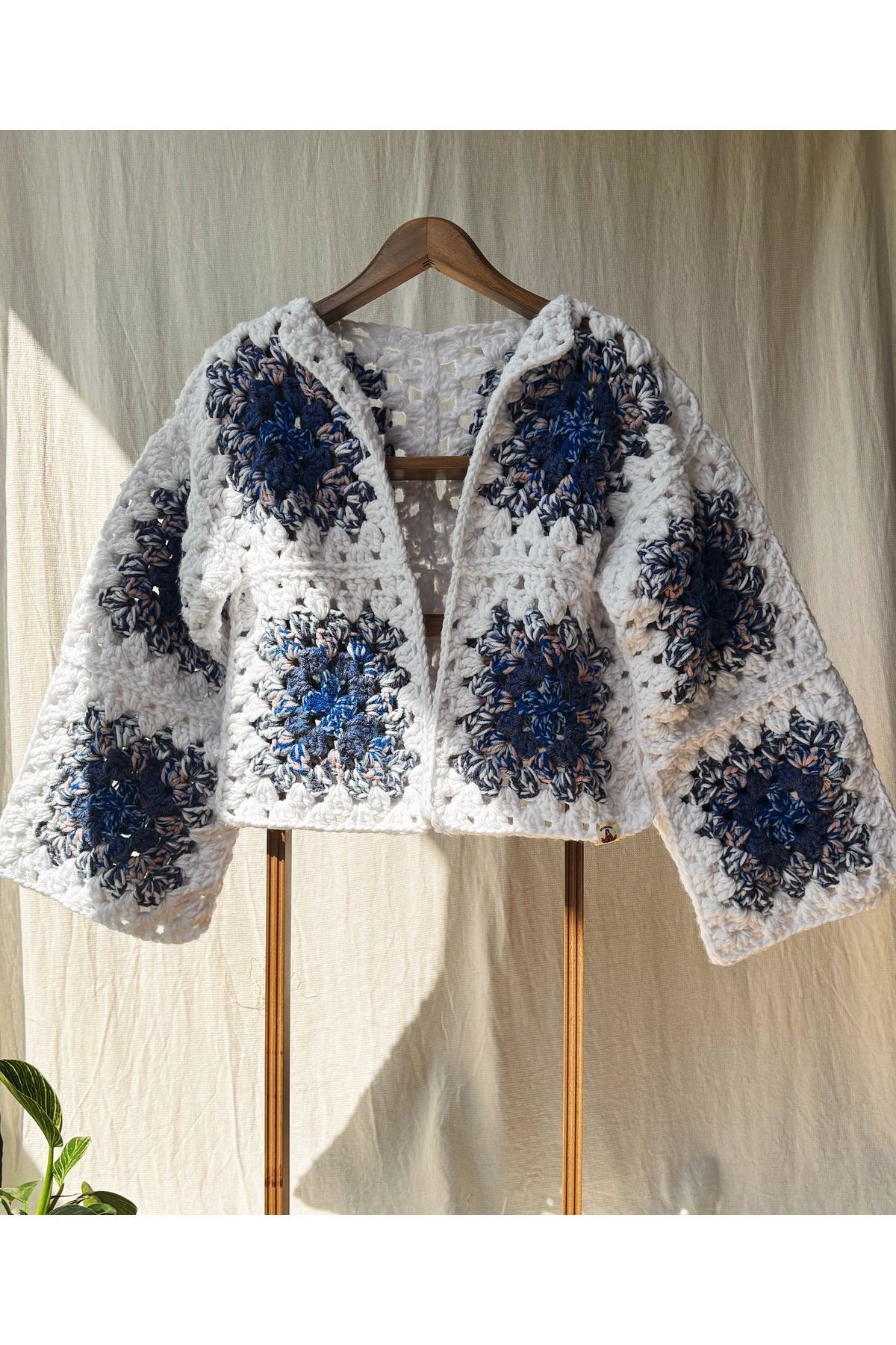 El Yapımı Motifli Hırka – Beyaz ve Mavi Tonlarında, Oversize Model