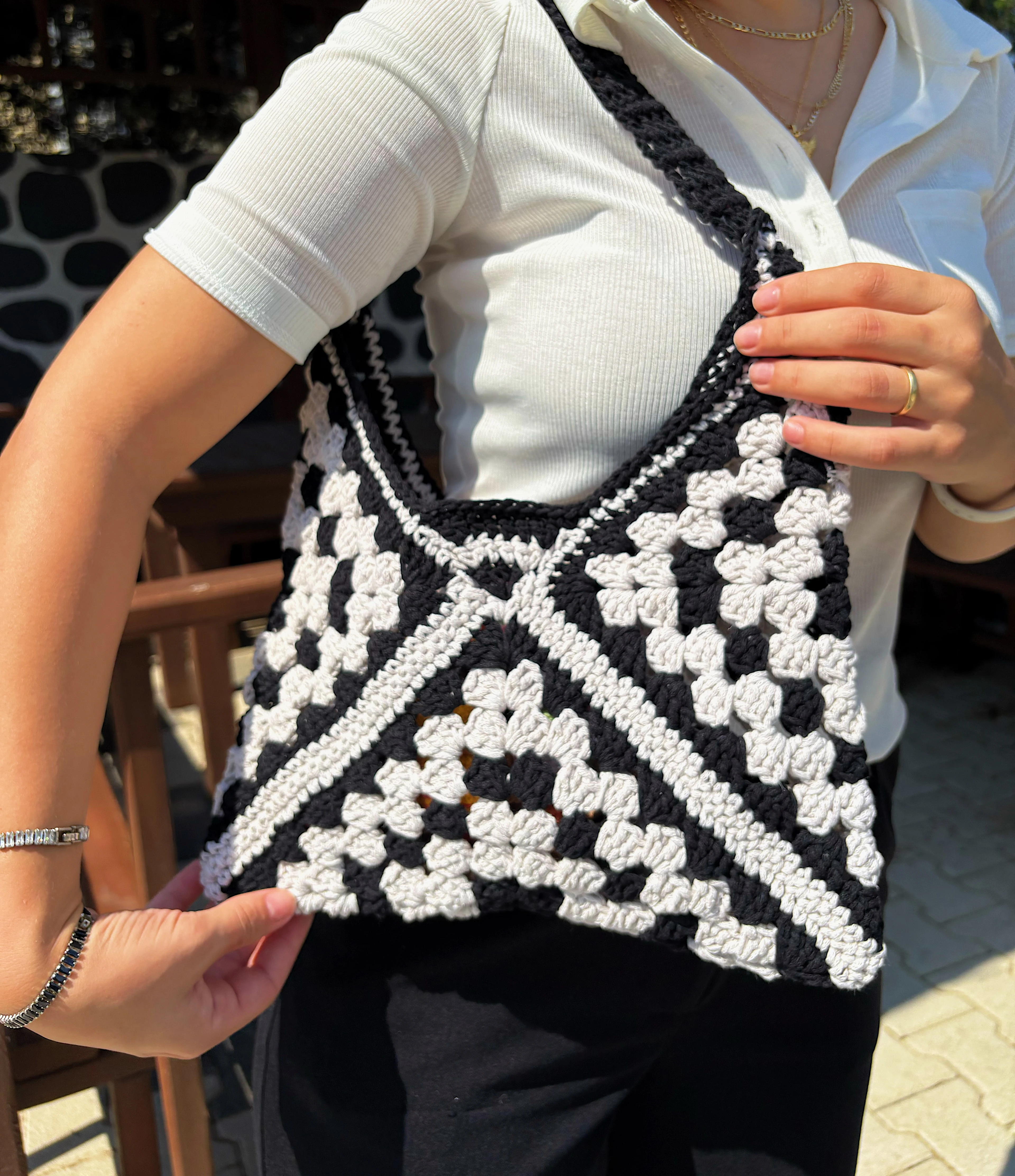 El Yapımı Siyah Beyaz Granny Square Örgü Çanta – Omuz Çantası, Retro Bohem Stil