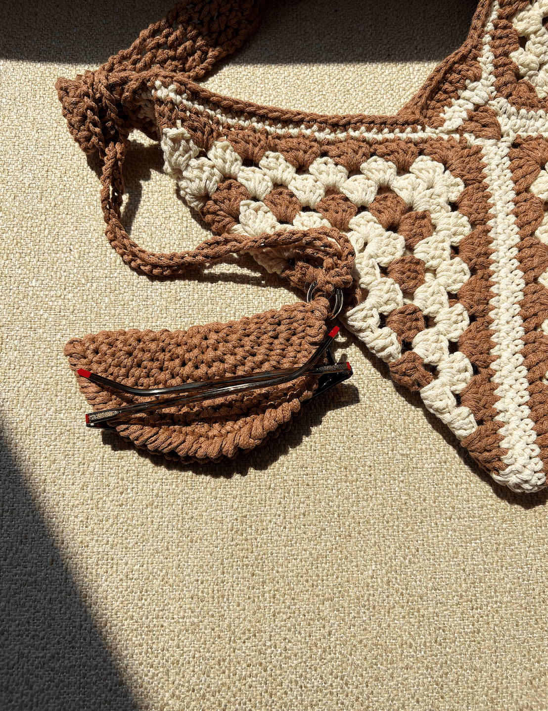 El Yapımı Örgü Gözlük Tutucu – Makrome İp, Kahverengi (Çantaya Takılabilir & Boyun Askılı)