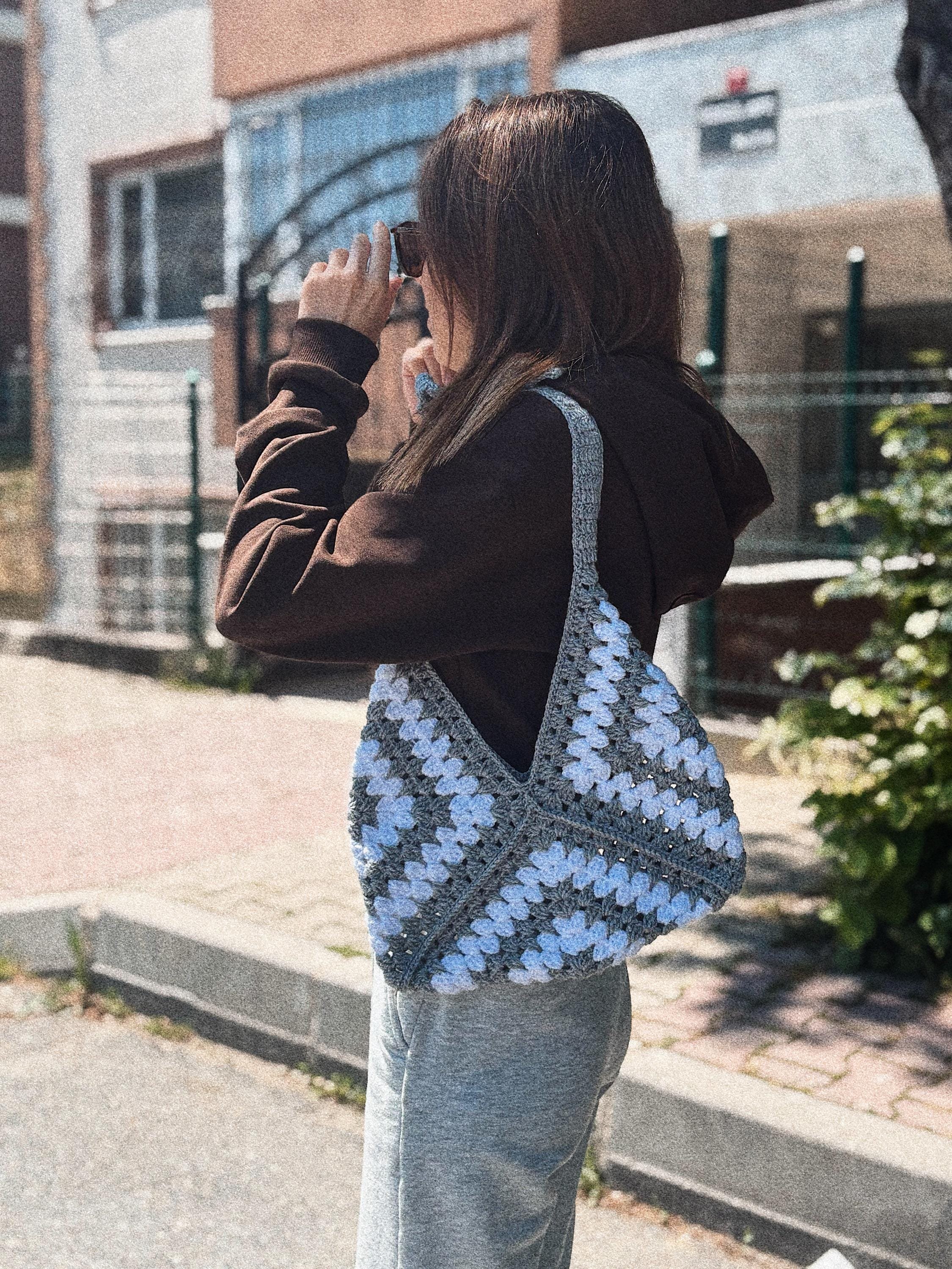 Patchwork Crochet Bag – Handmade Boho Shoulder Bag – Retro Yarn Tote – Vintage Style Triangle Bag – Soft Crochet Hobo Bag