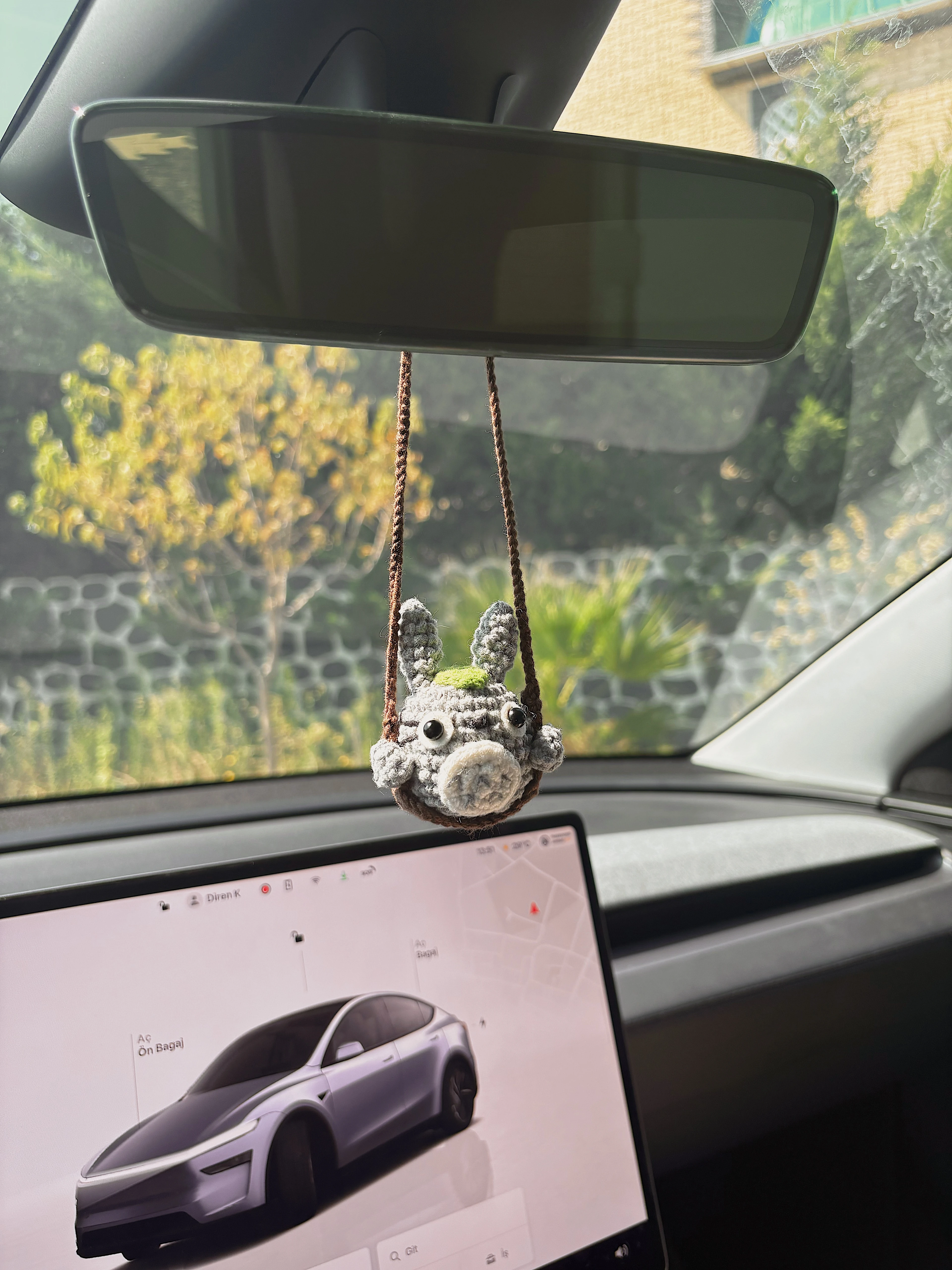 El Yapımı Gri Tavşan Araba Süsü – Amigurumi Sevimli Araç İçi Aksesuar
