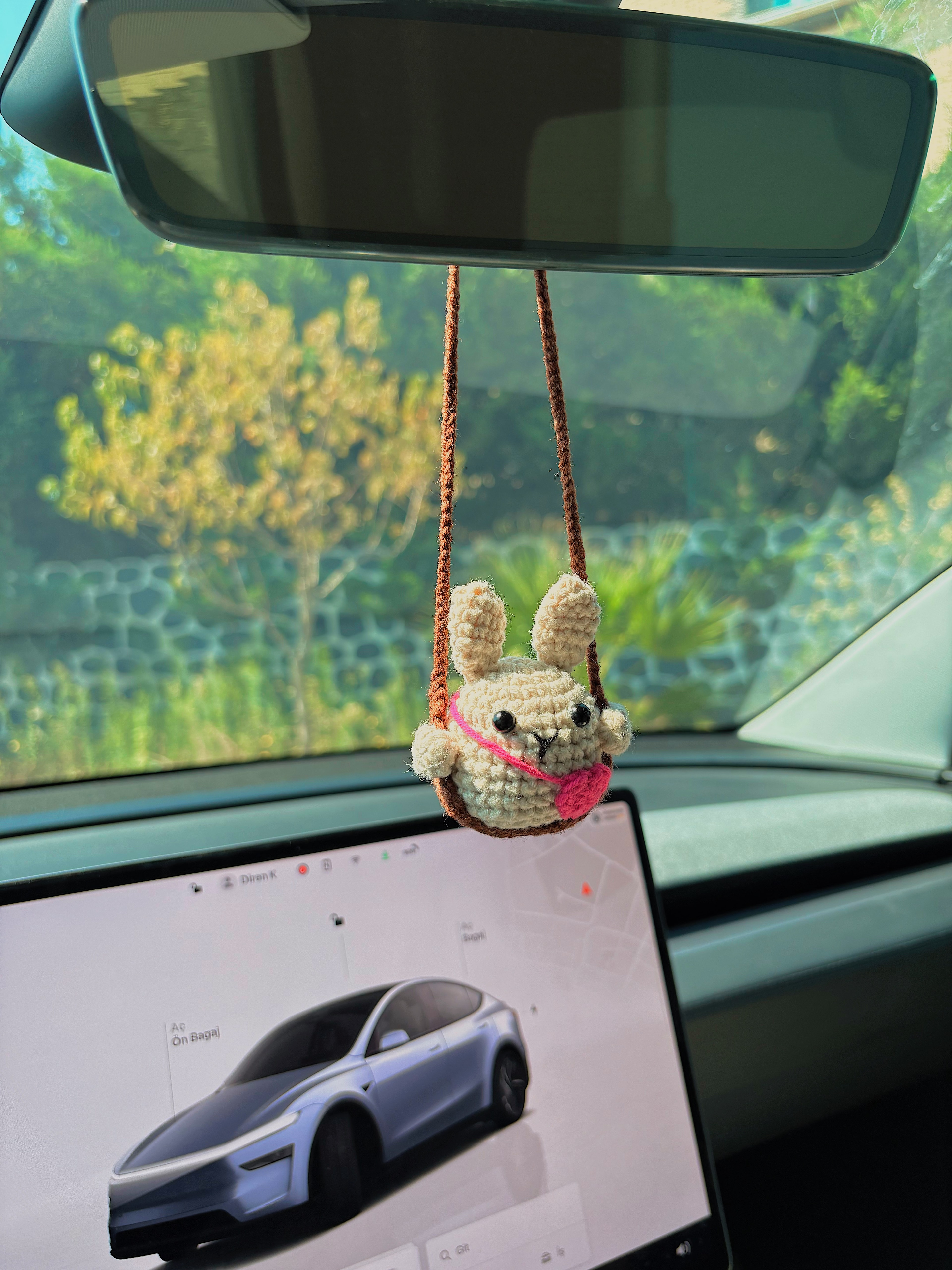 El Yapımı Çantalı Beyaz Tavşan Araba Süsü – Amigurumi Dekor