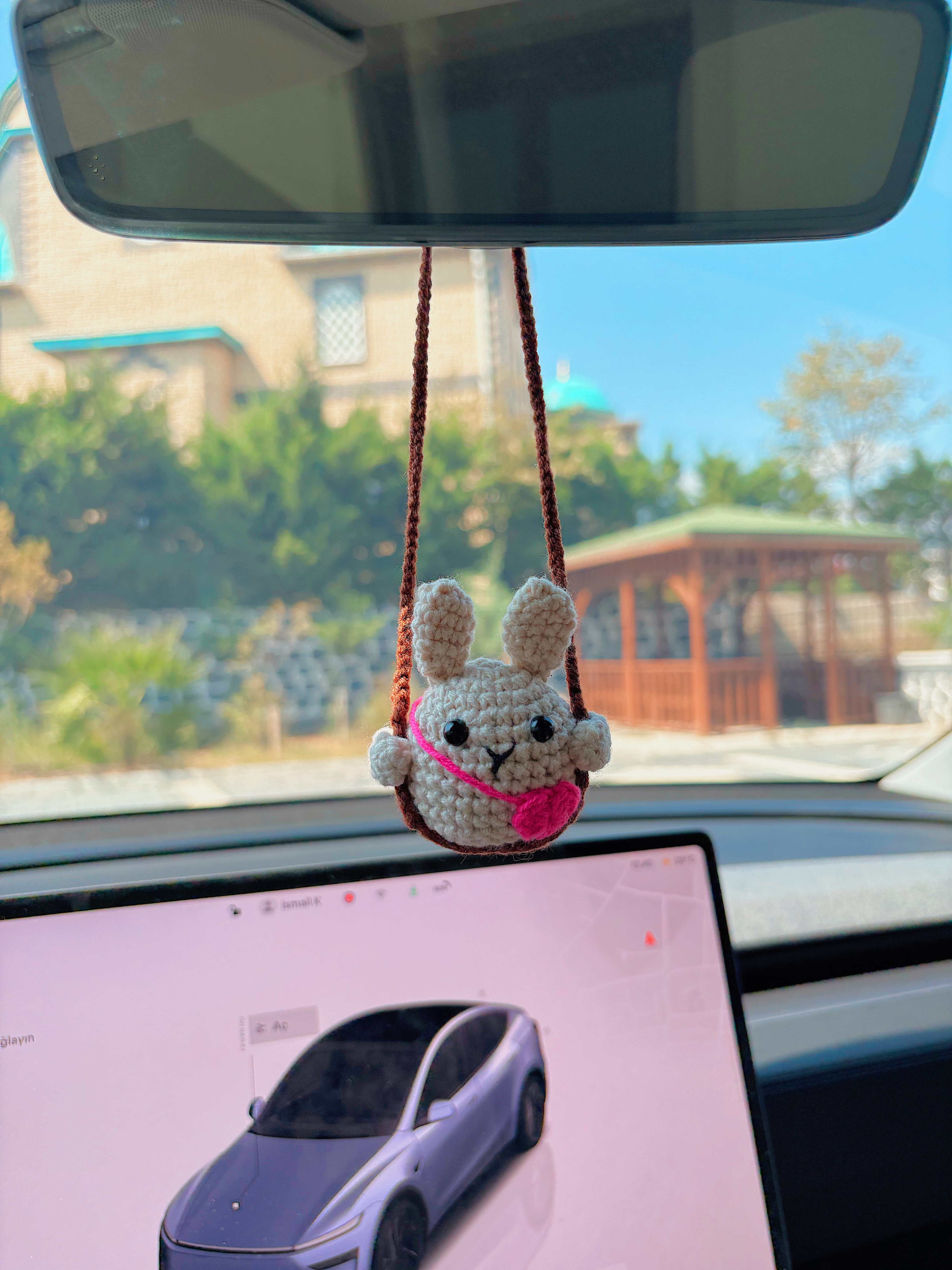 El Yapımı Çantalı Beyaz Tavşan Araba Süsü – Amigurumi Dekor