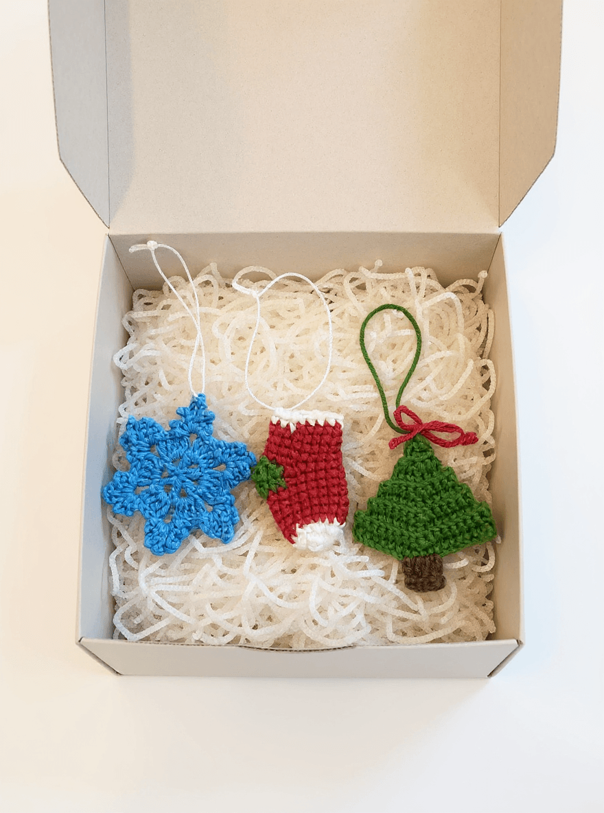 El Yapımı Örgü Yılbaşı Ağaç Süsü Seti (3’lü) | Kar Tanesi, Çorap ve Çam Ağacı | Noel Süsü | Örgü Christmas Ornament Set