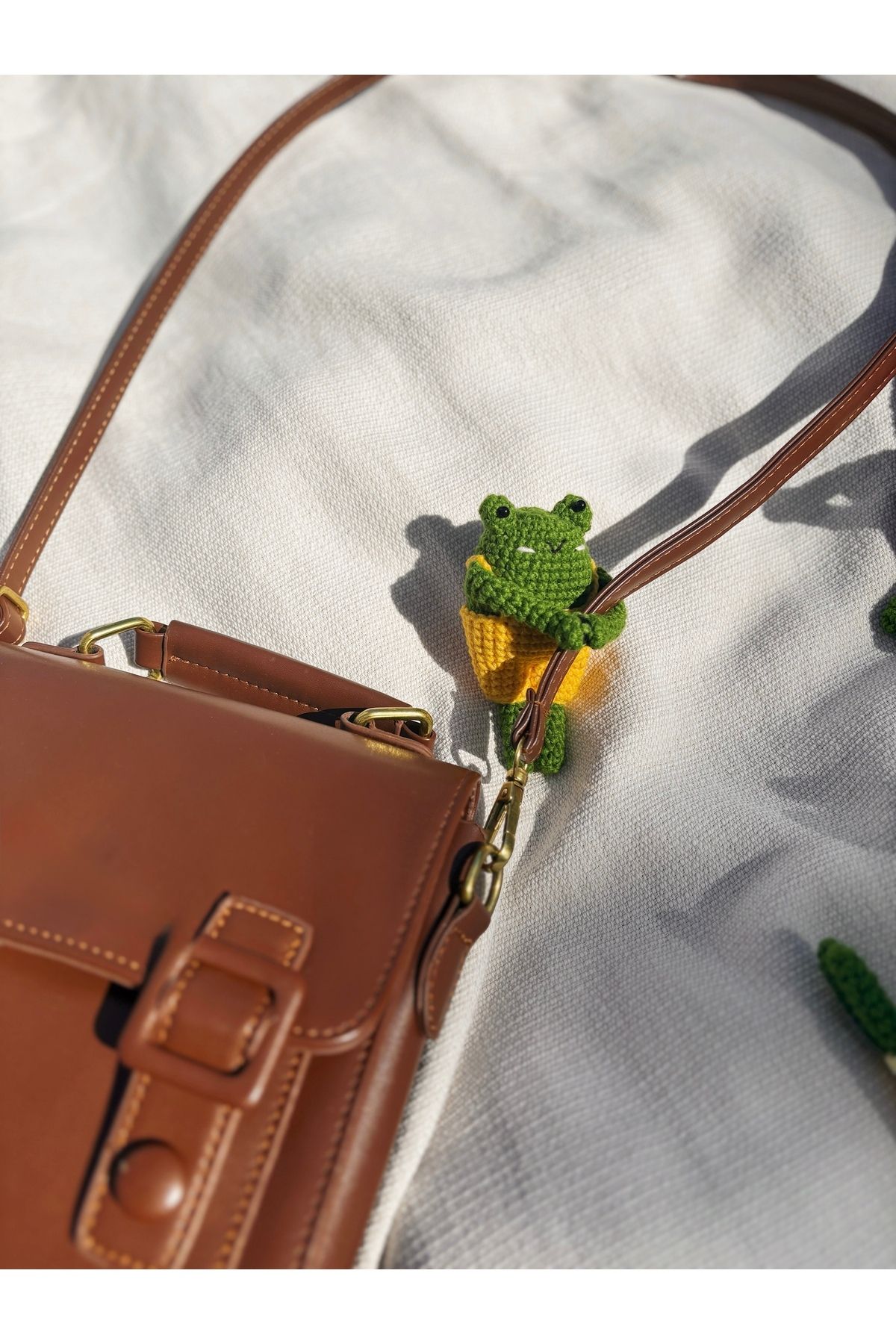 Kurbağa Amigurumi Çanta Charmı, Sarılan Kurbağa Çanta Süsü