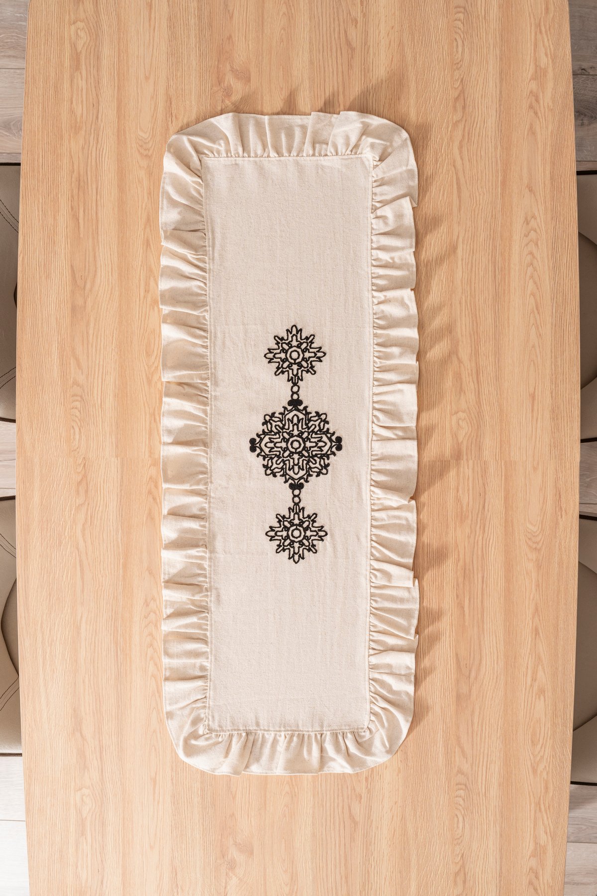 Natural Pamuk Keten Fırfırlı, Siyah Nakışlı 40*110 cm Runner