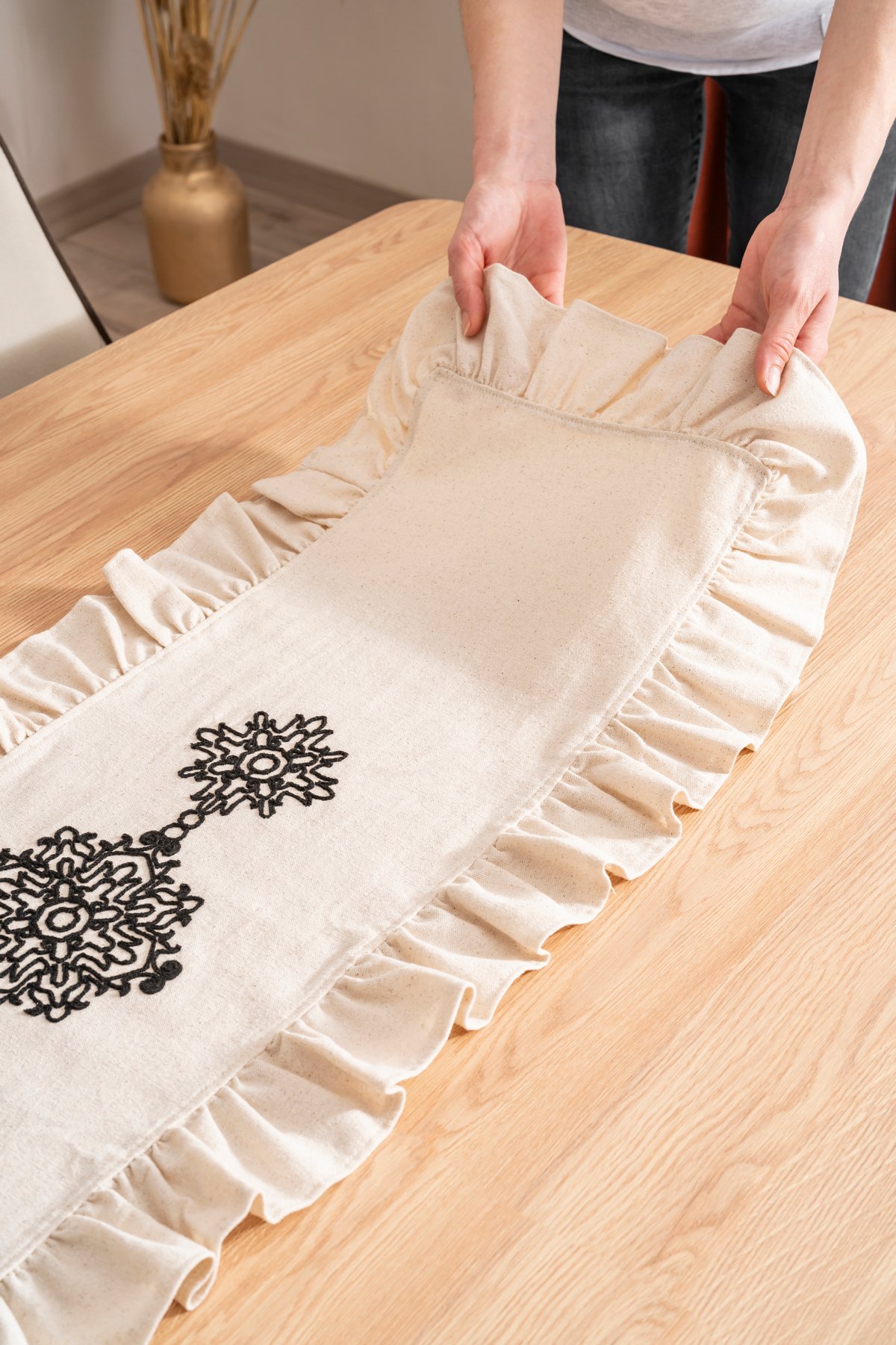 Natural Pamuk Keten Fırfırlı, Siyah Nakışlı 40*110 cm Runner