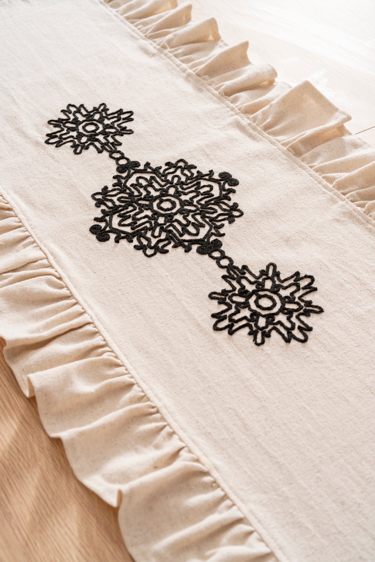 Natural Pamuk Keten Fırfırlı, Siyah Nakışlı 40*110 cm Runner