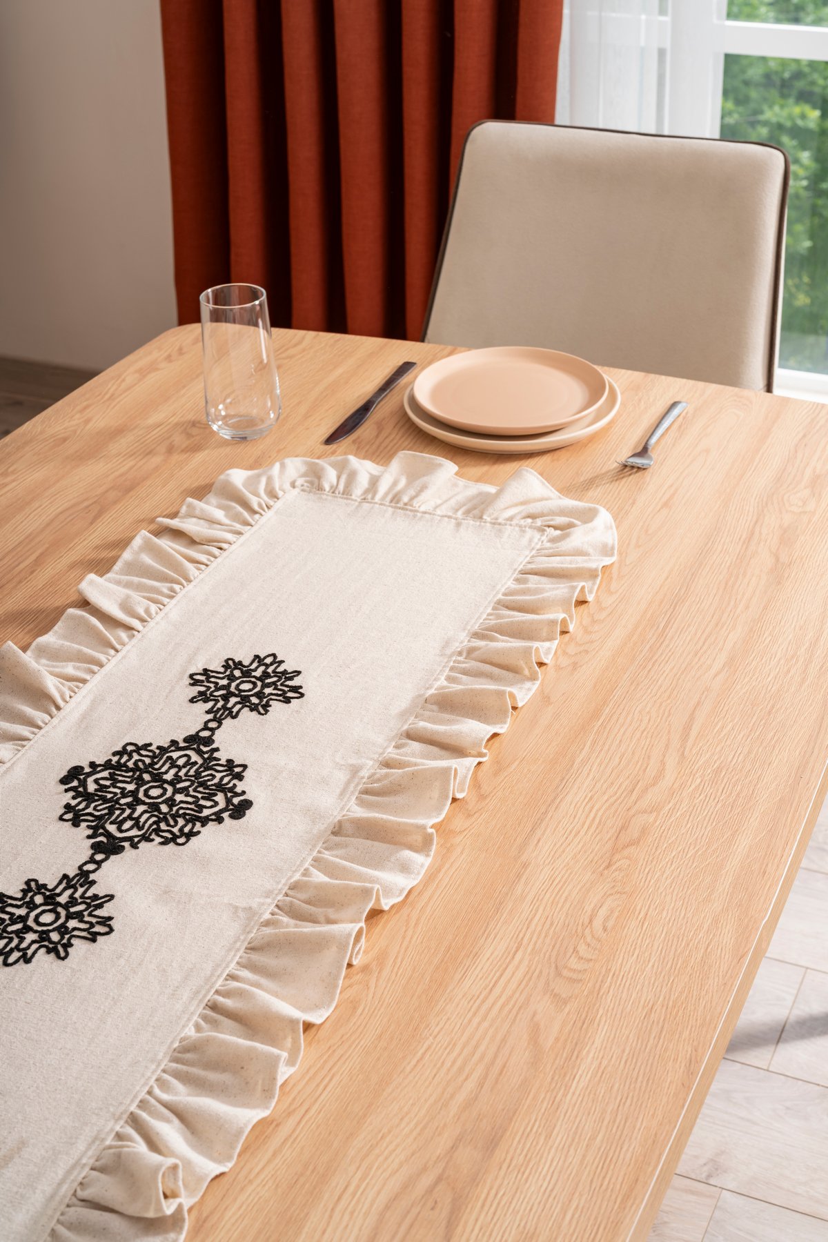 Natural Pamuk Keten Fırfırlı, Siyah Nakışlı 40*110 cm Runner