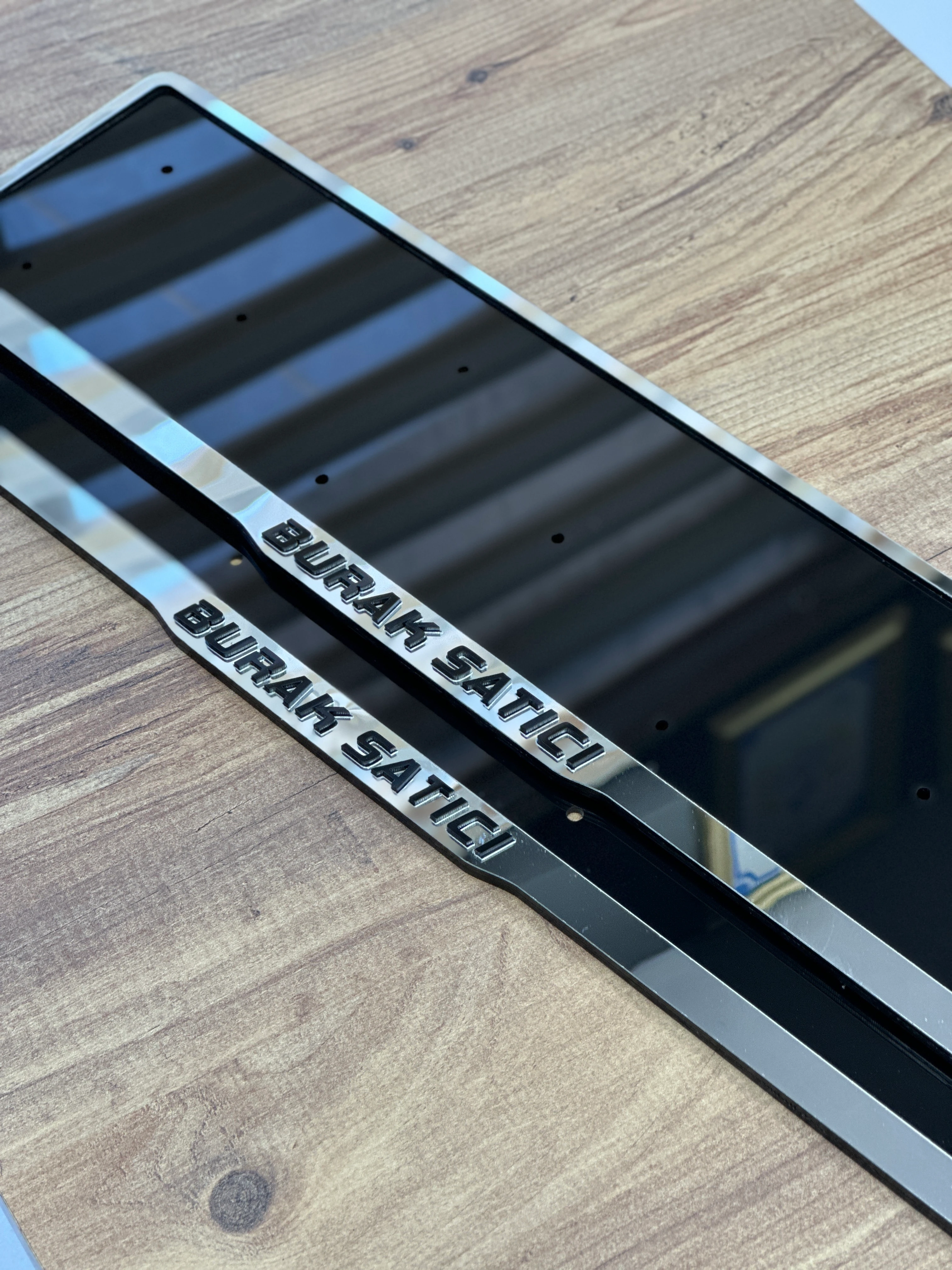 Gümüş Çerçeveli Full Pleksi Plakalık