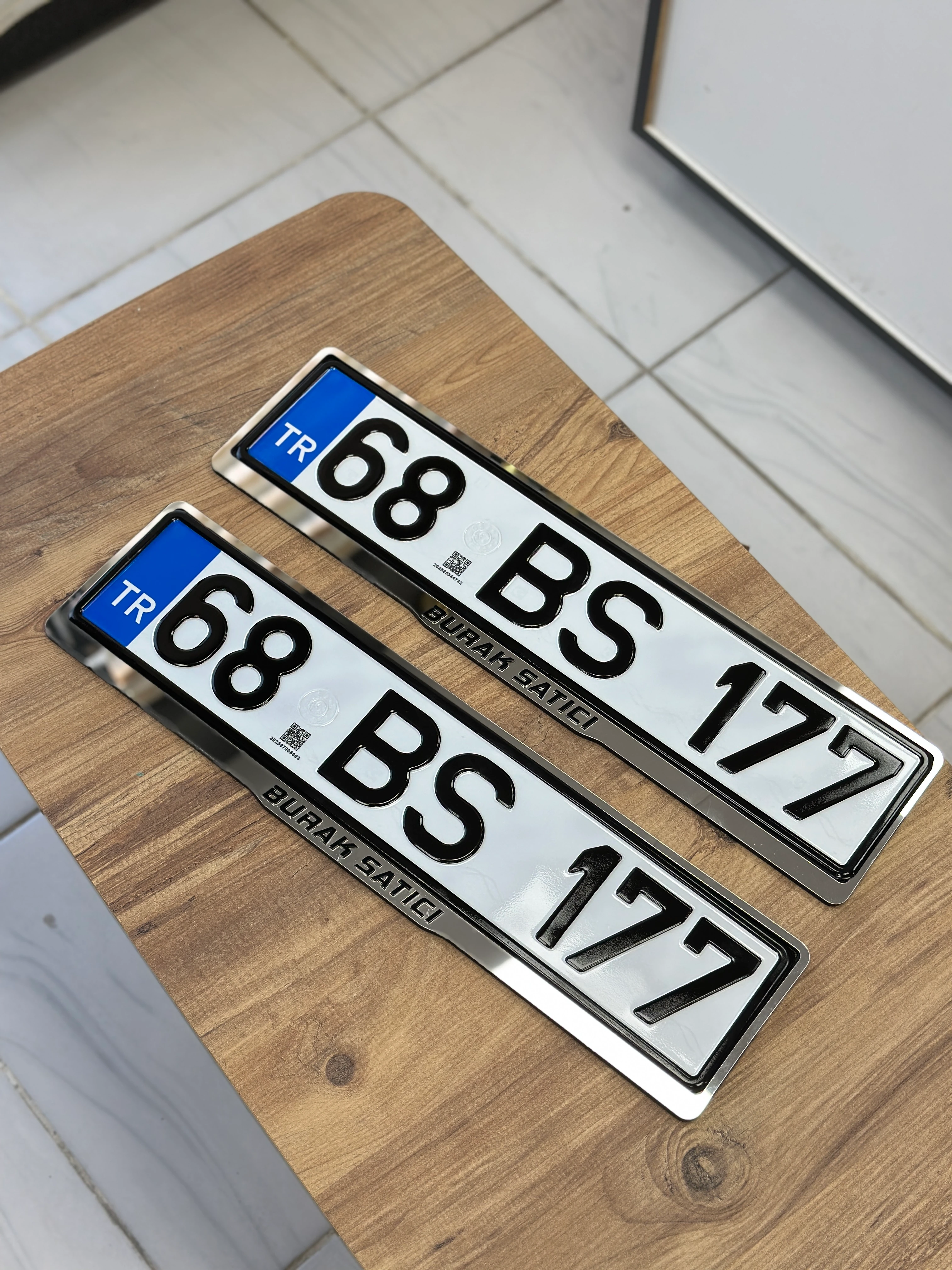 Gümüş Çerçeveli Full Pleksi Plakalık