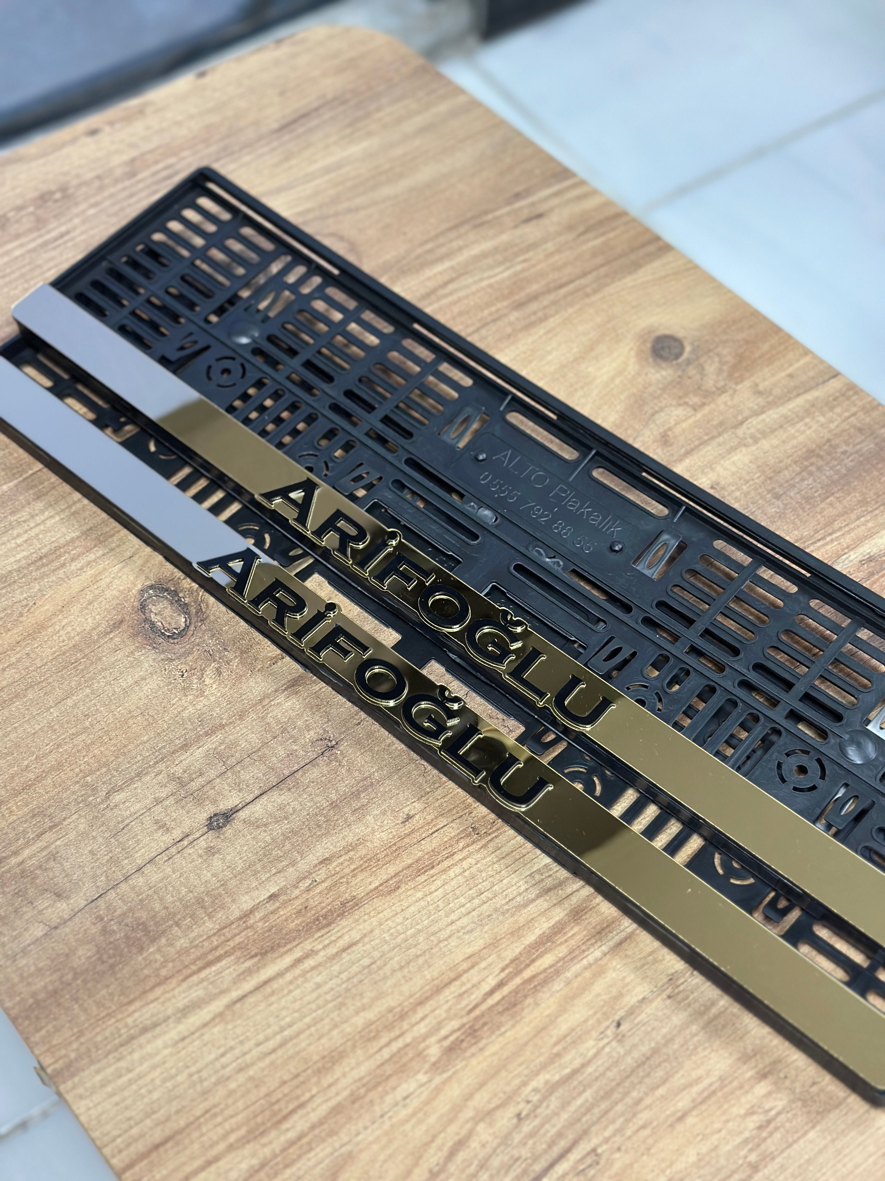 Gold Çerçeveli Takmatik Plakalık