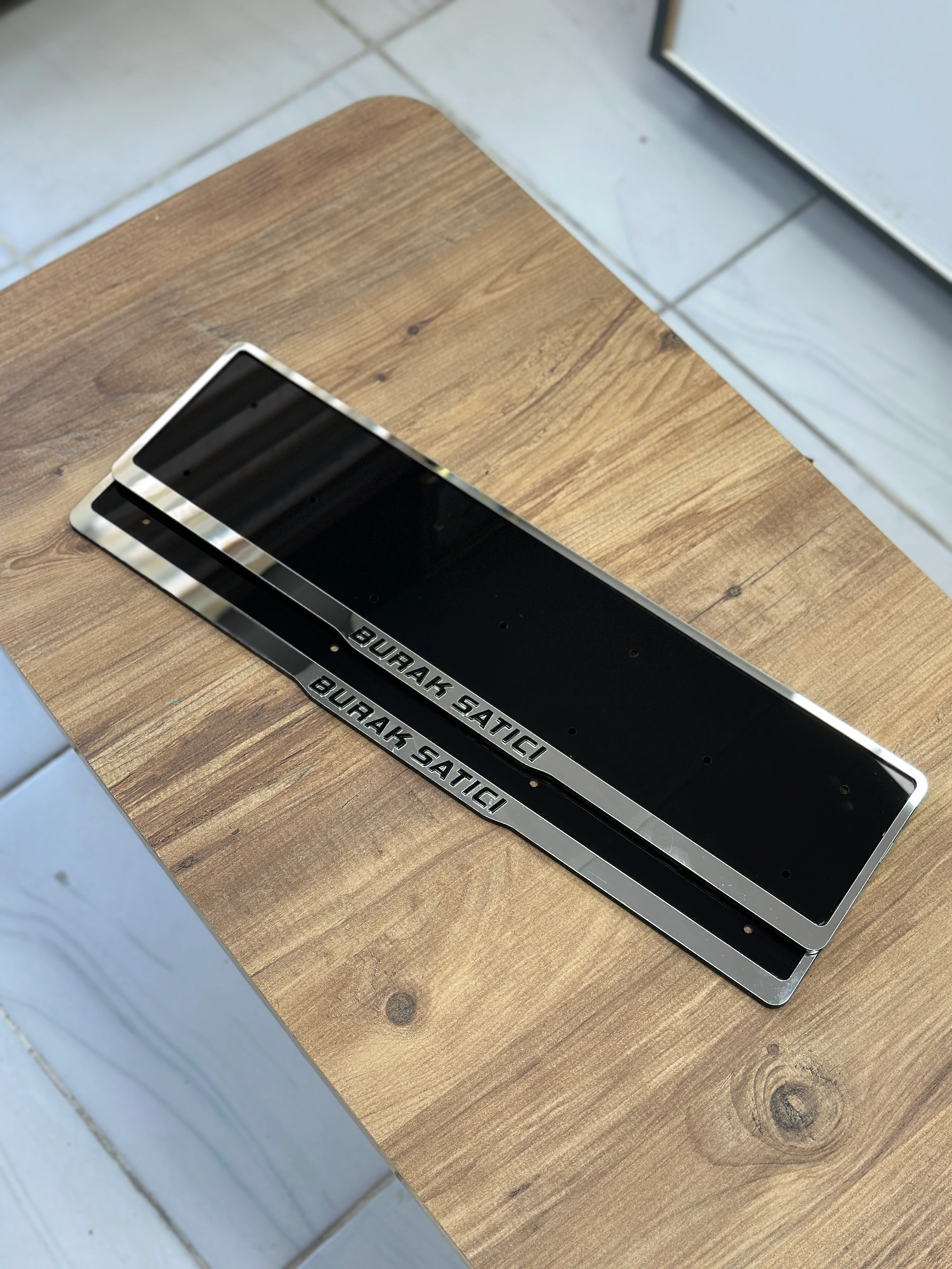 Gümüş Çerçeveli Full Pleksi Plakalık