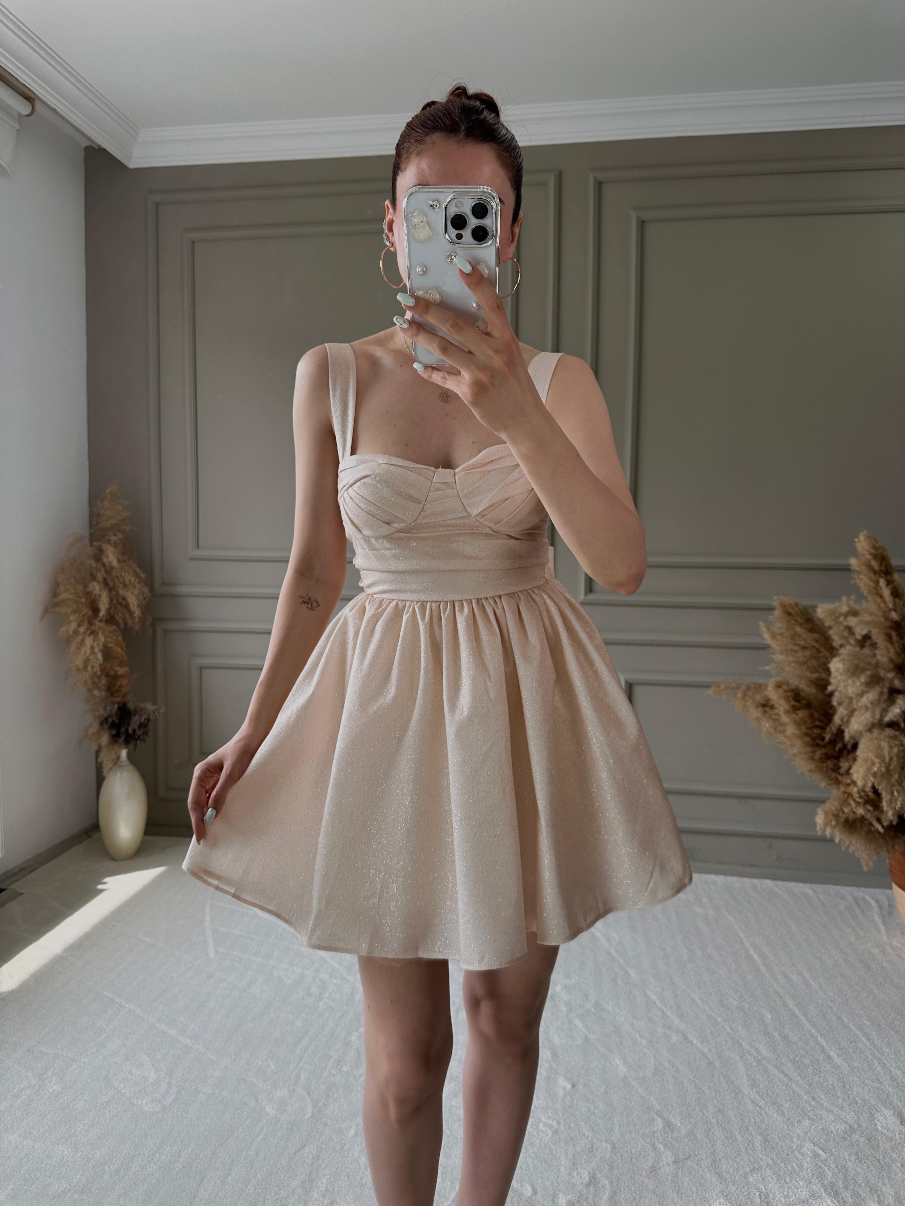 PRENSES MODEL SİMLİ ELBİSE