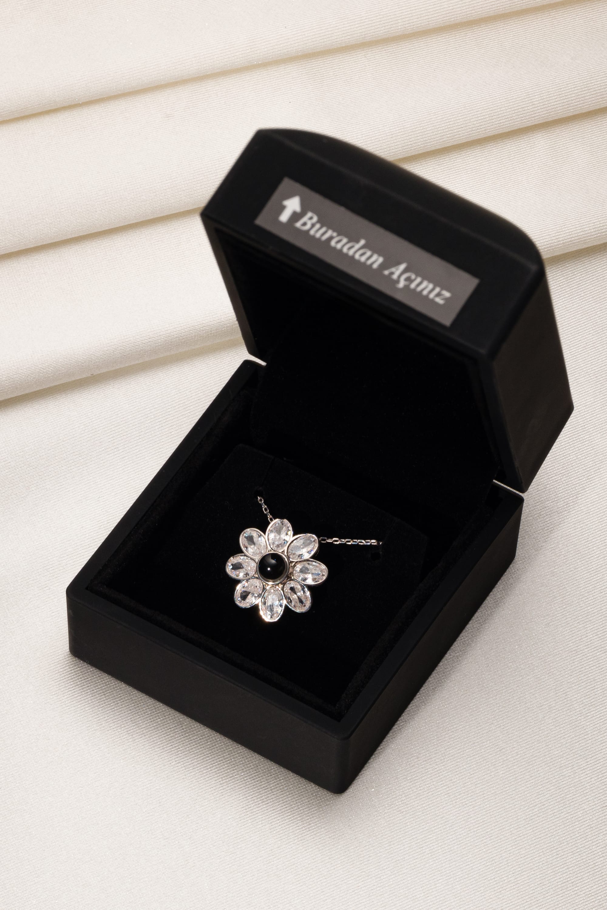 925 Ayar Gümüş 100 Dilde Seni Seviyorum Papatya Kolye-Işıklı Kutuda cover pic